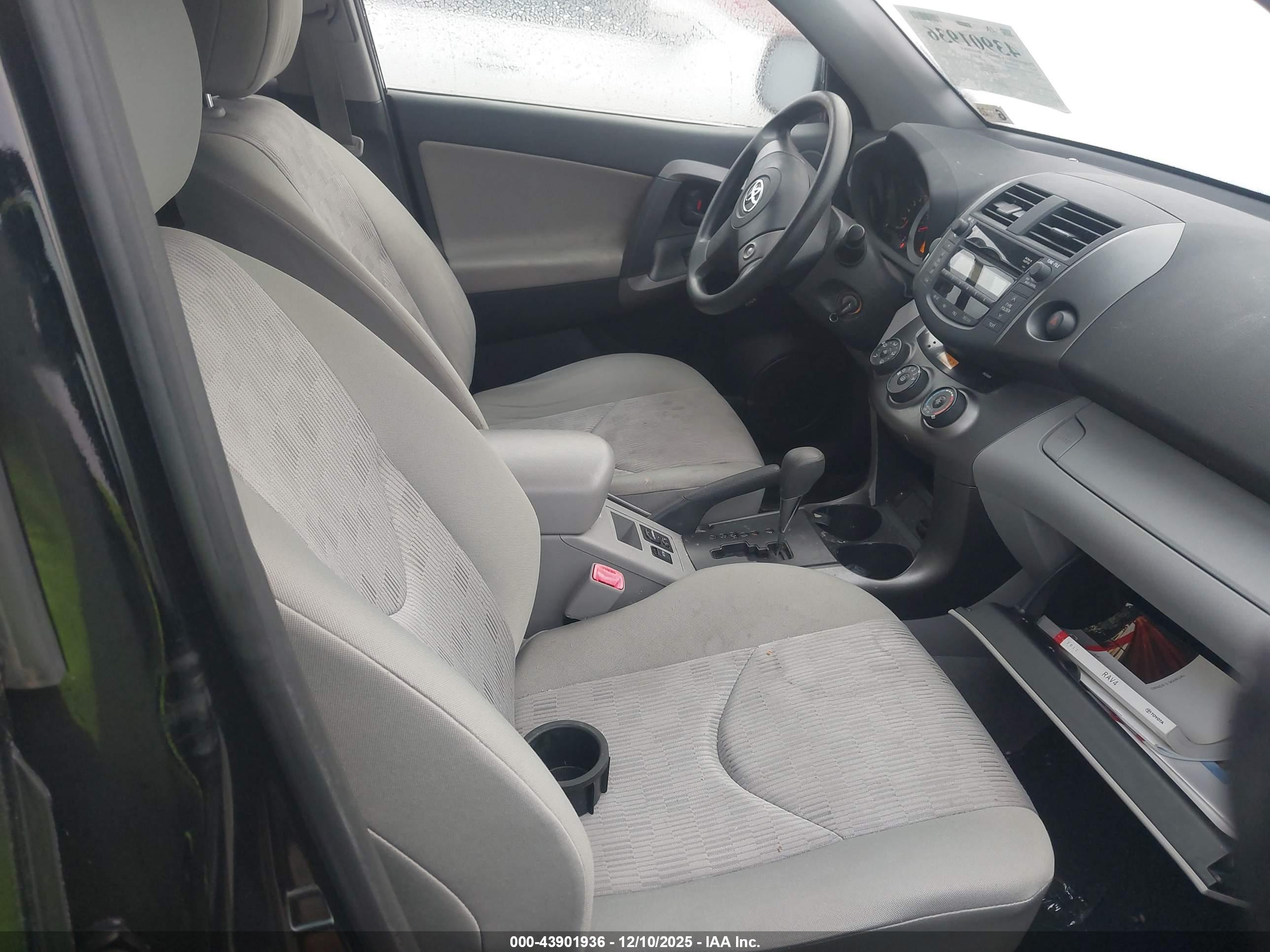 TOYOTA RAV4 image 5