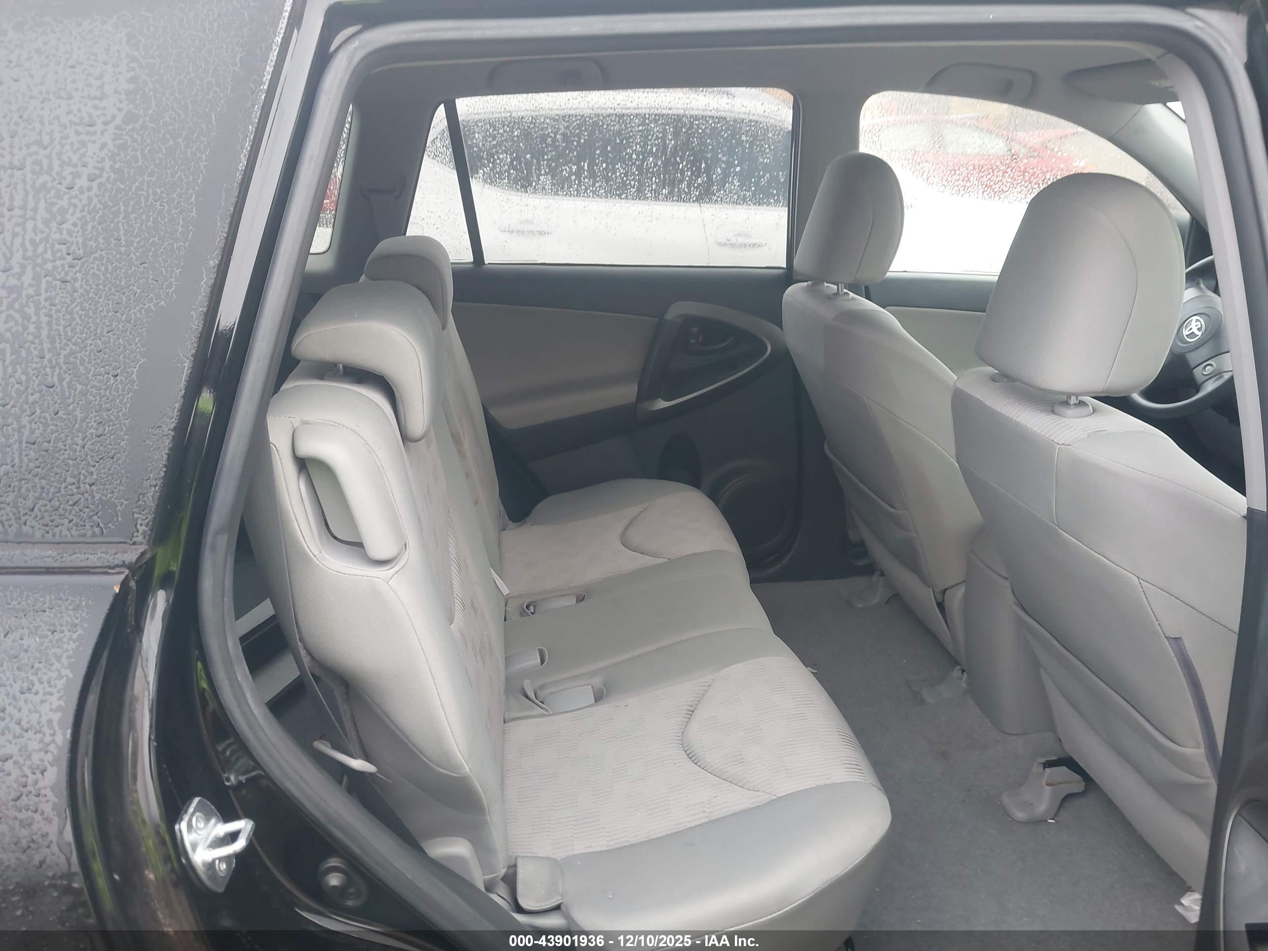 TOYOTA RAV4 image 8