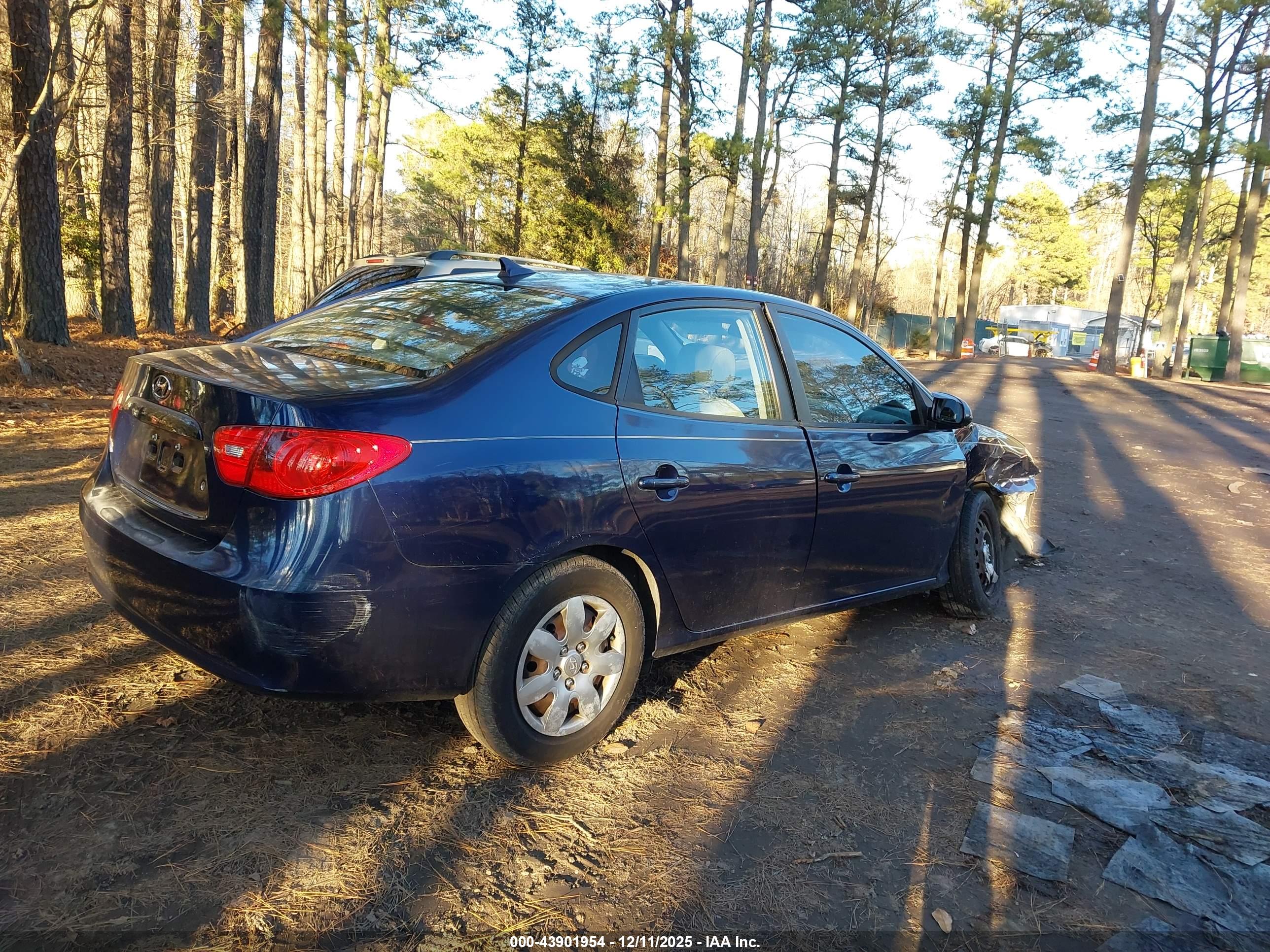 HYUNDAI ELANTRA image 4