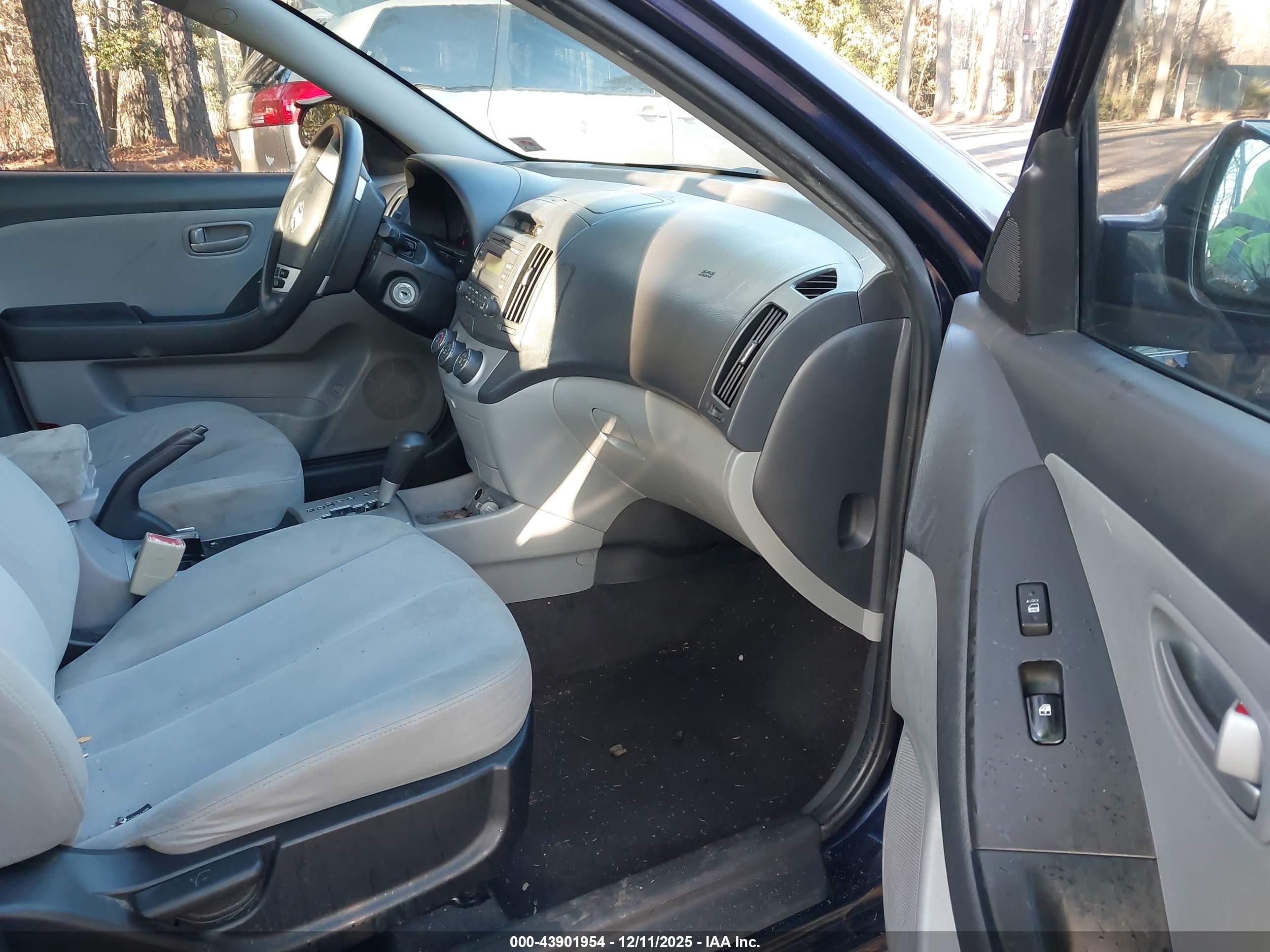 HYUNDAI ELANTRA image 5