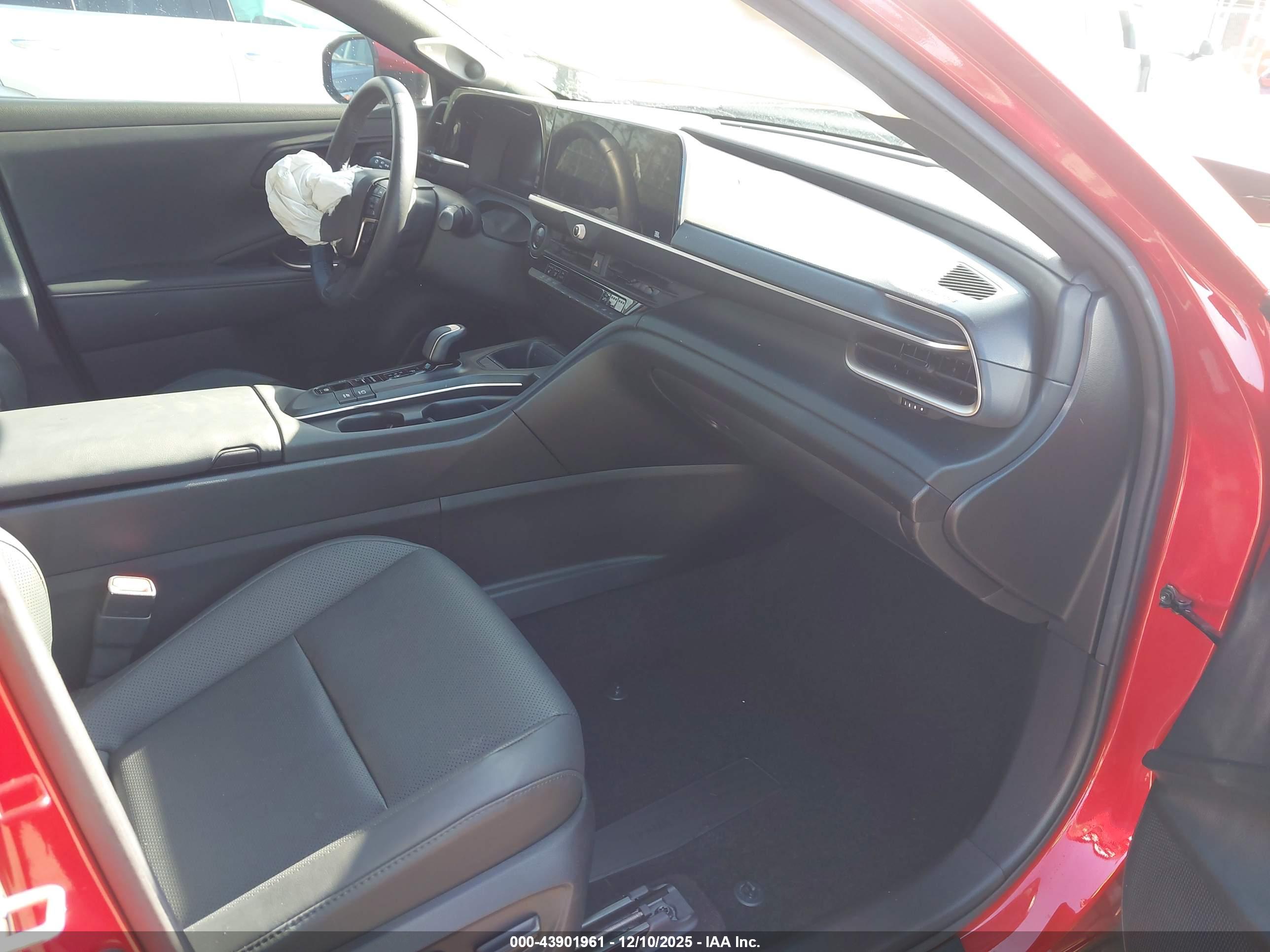 TOYOTA CROWN image 5