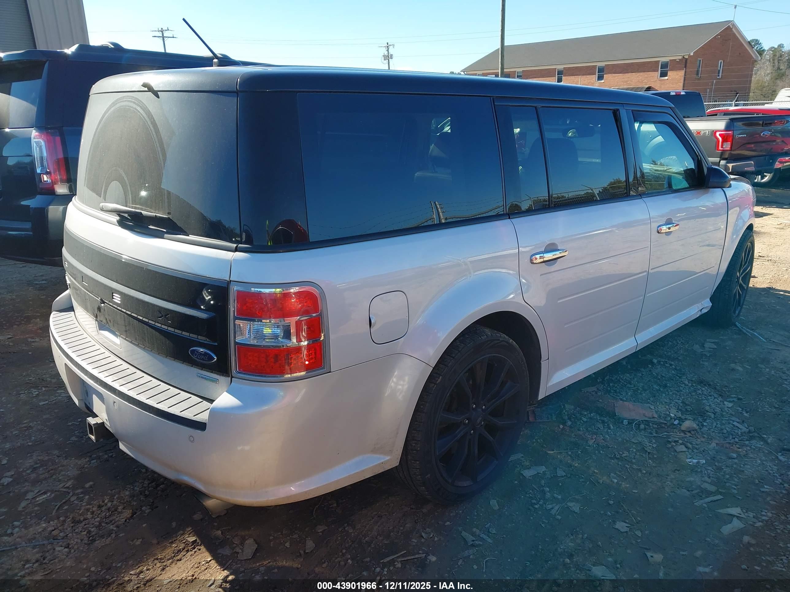 FORD FLEX image 4