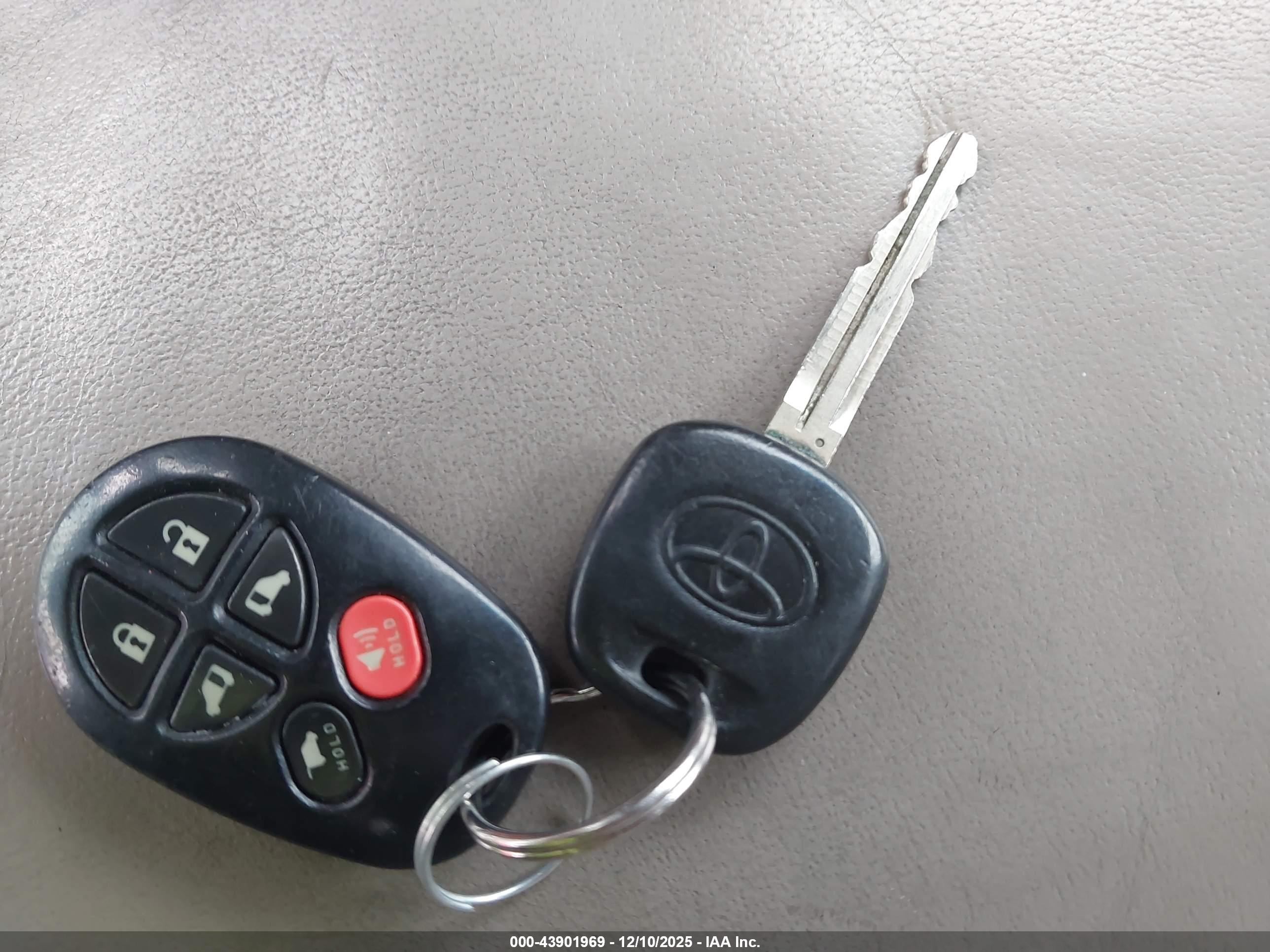 TOYOTA SIENNA image 11