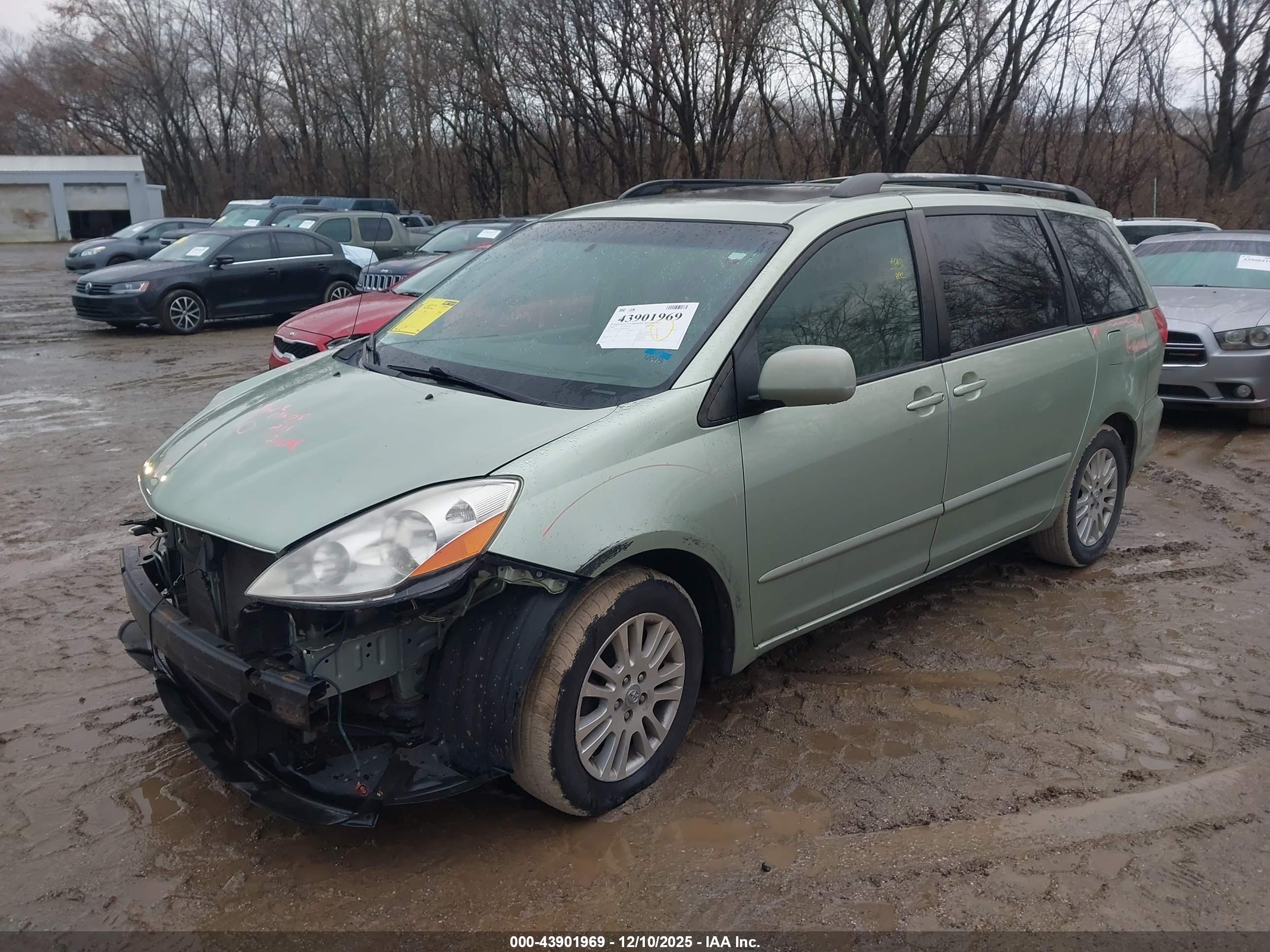 TOYOTA SIENNA image 2