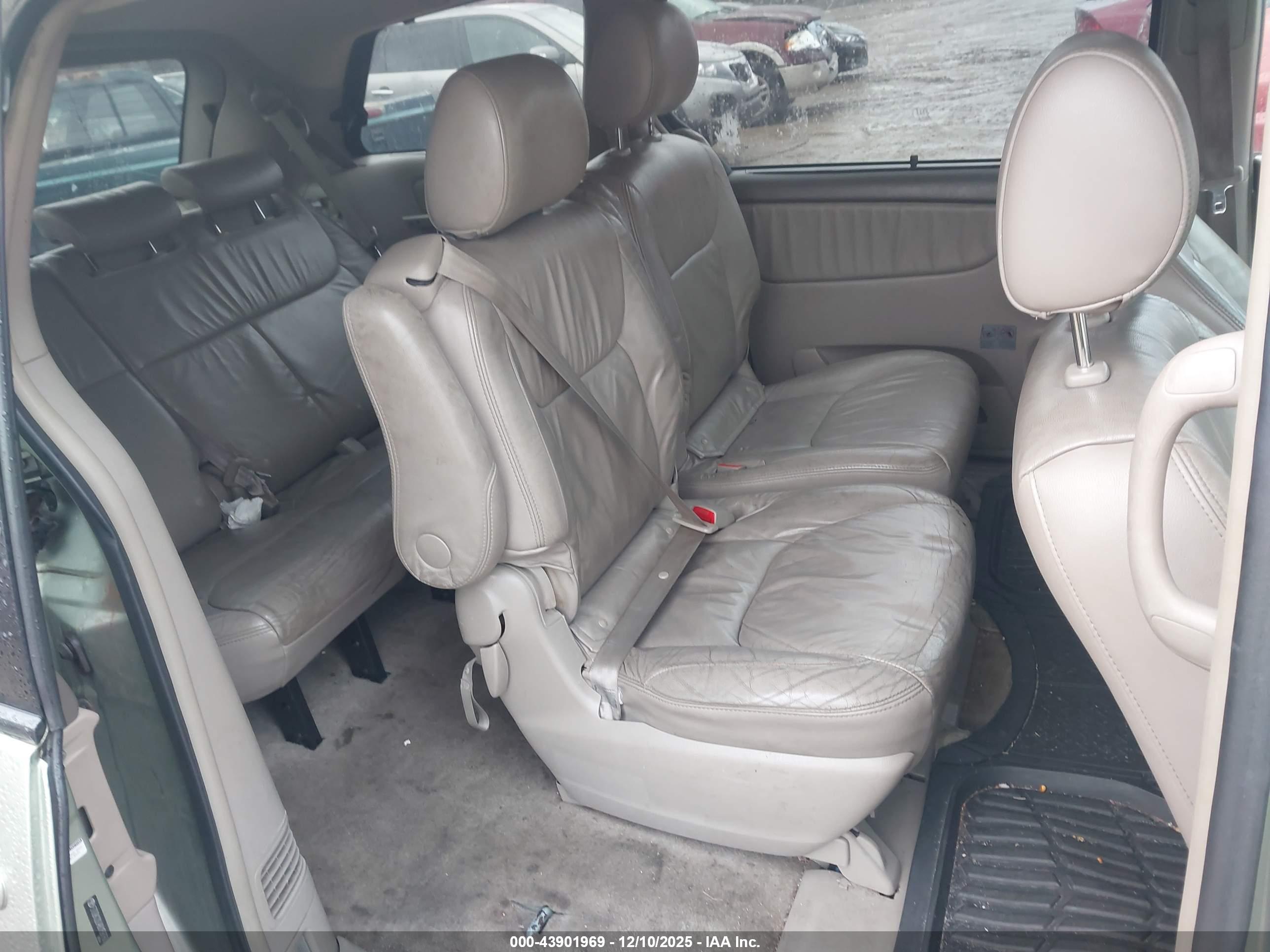 TOYOTA SIENNA image 8