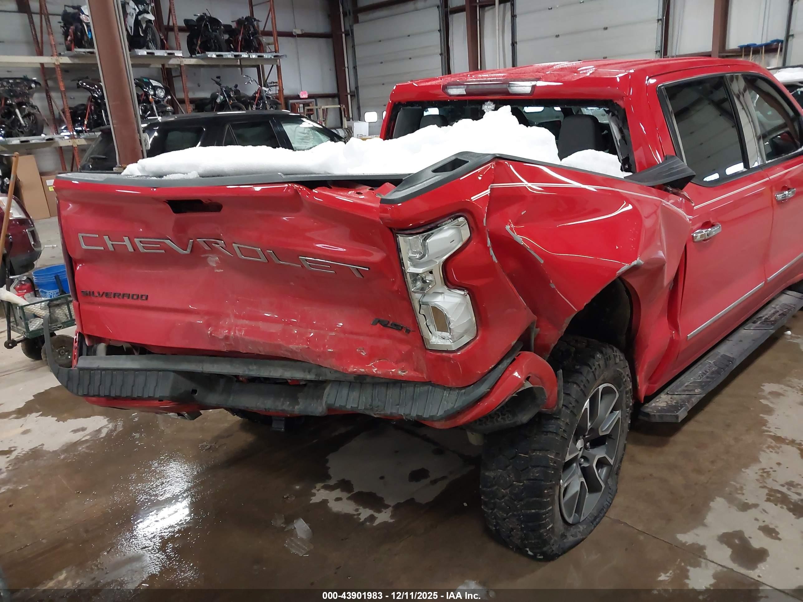 CHEVROLET SILVERADO image 6