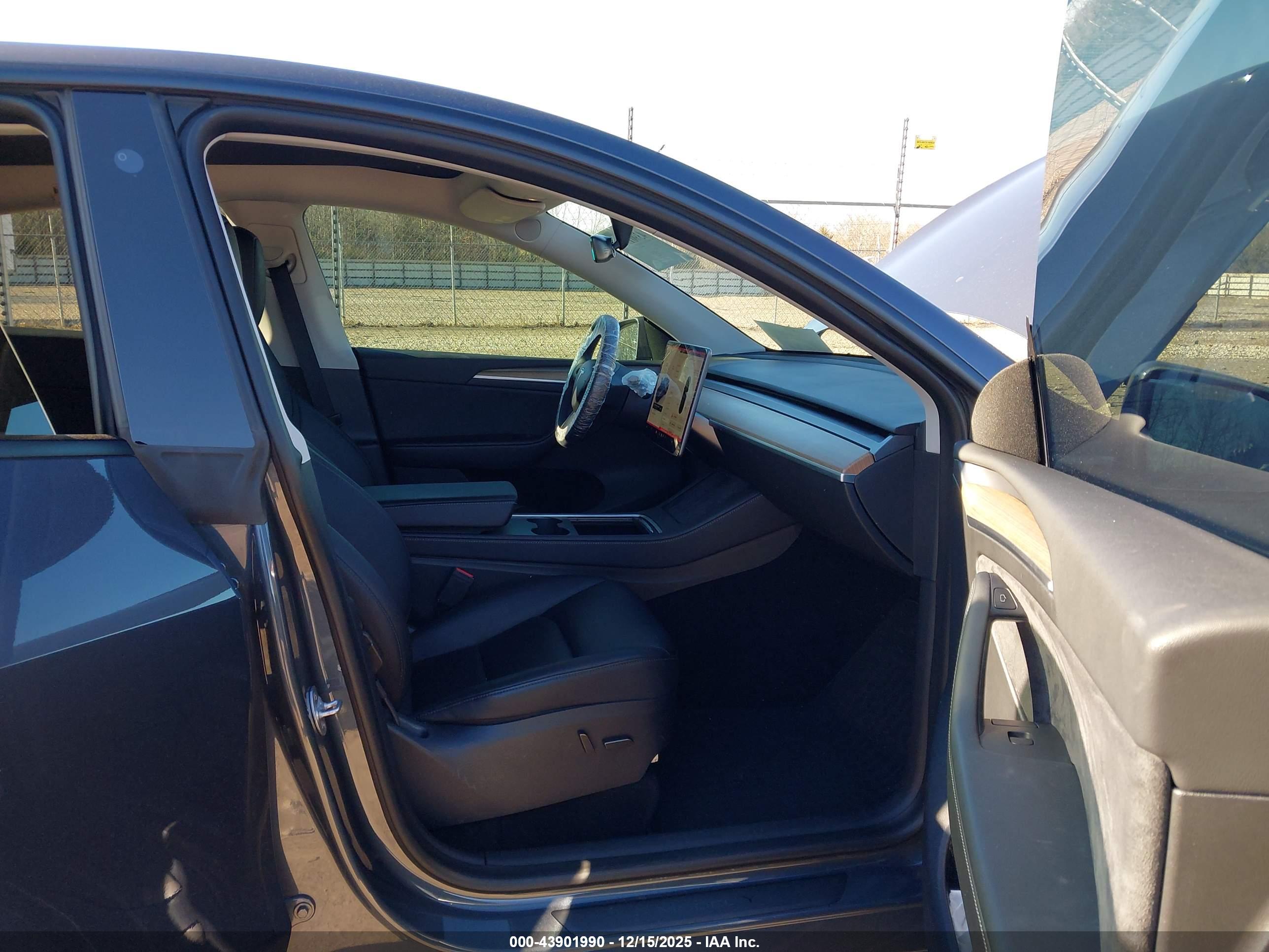 TESLA MODEL image 5
