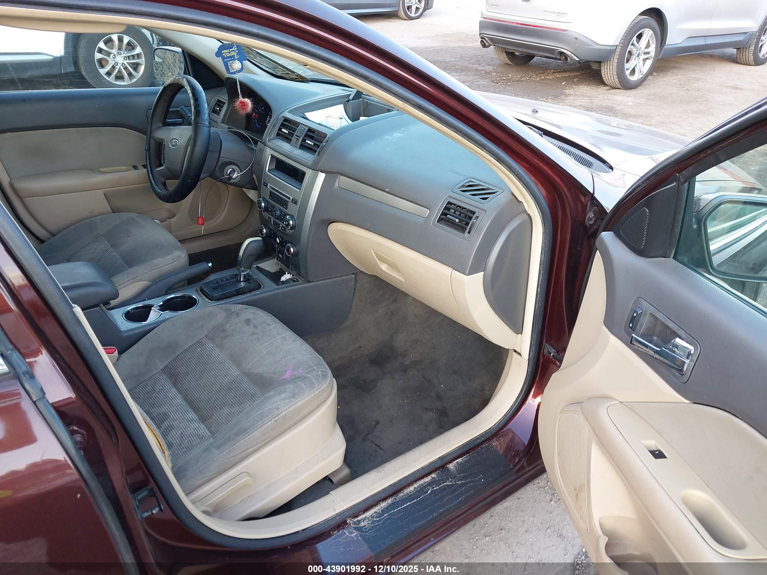 FORD FUSION image 5