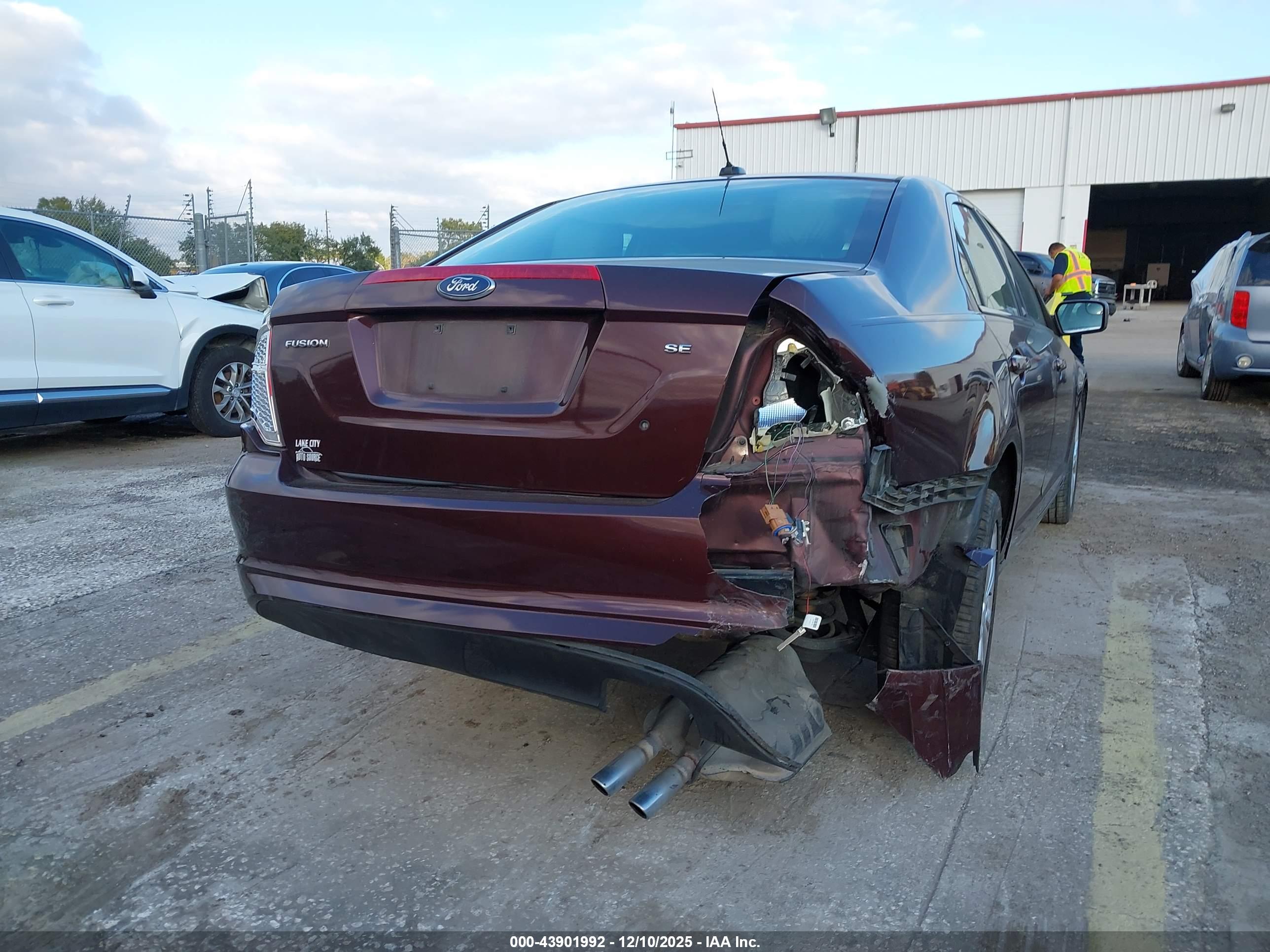 FORD FUSION image 6