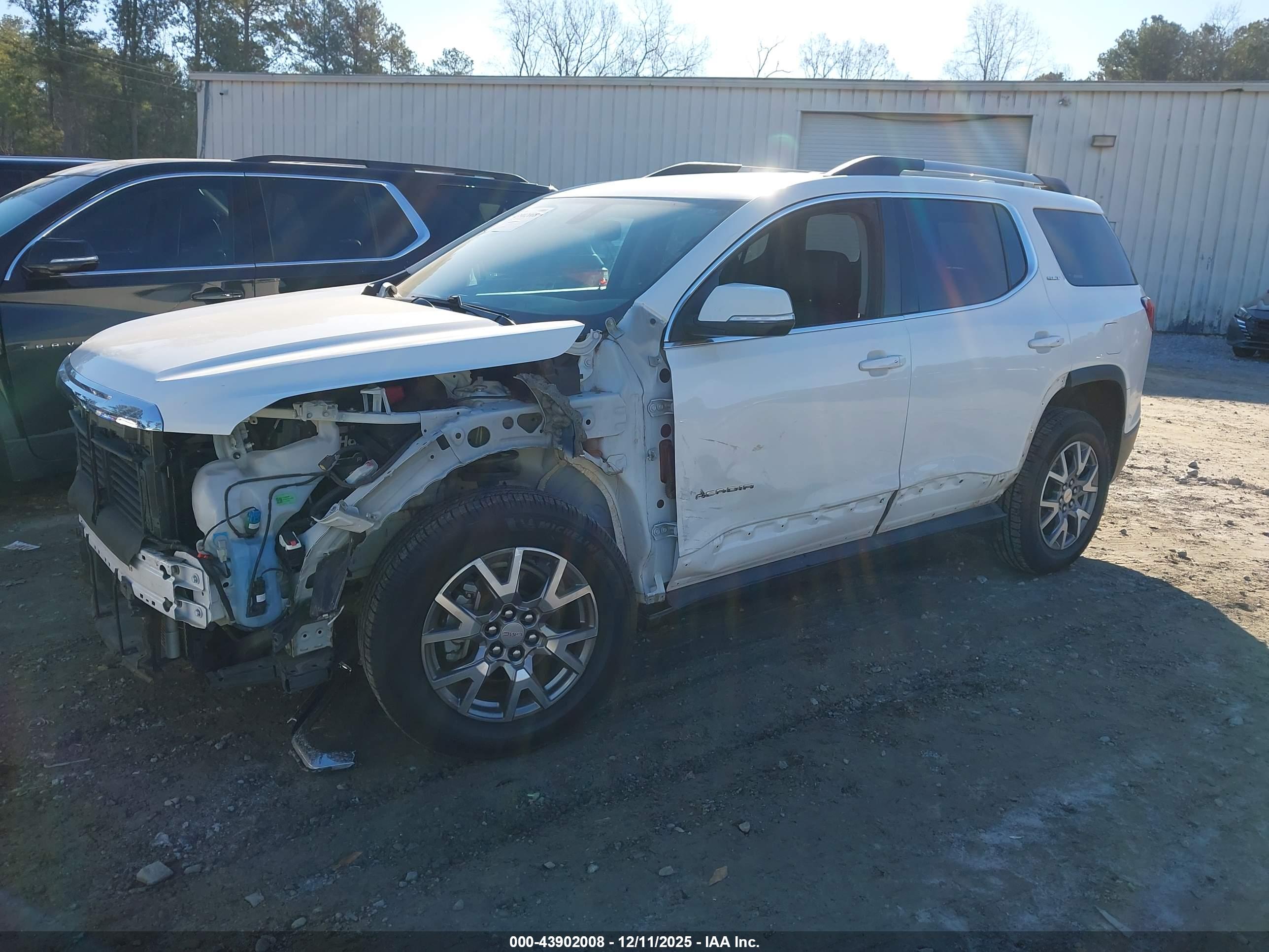 GMC ACADIA image 2