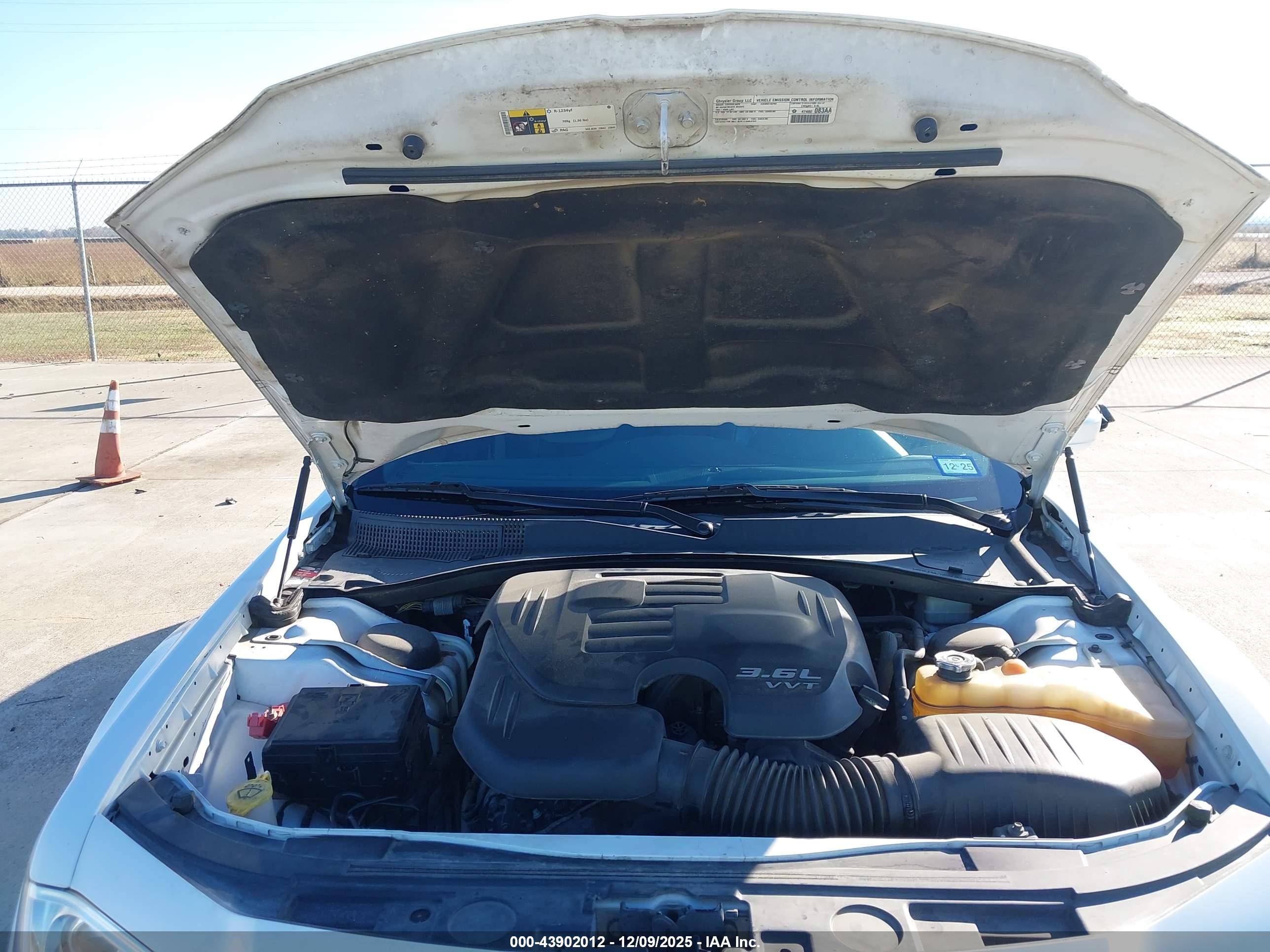 CHRYSLER 300 image 10