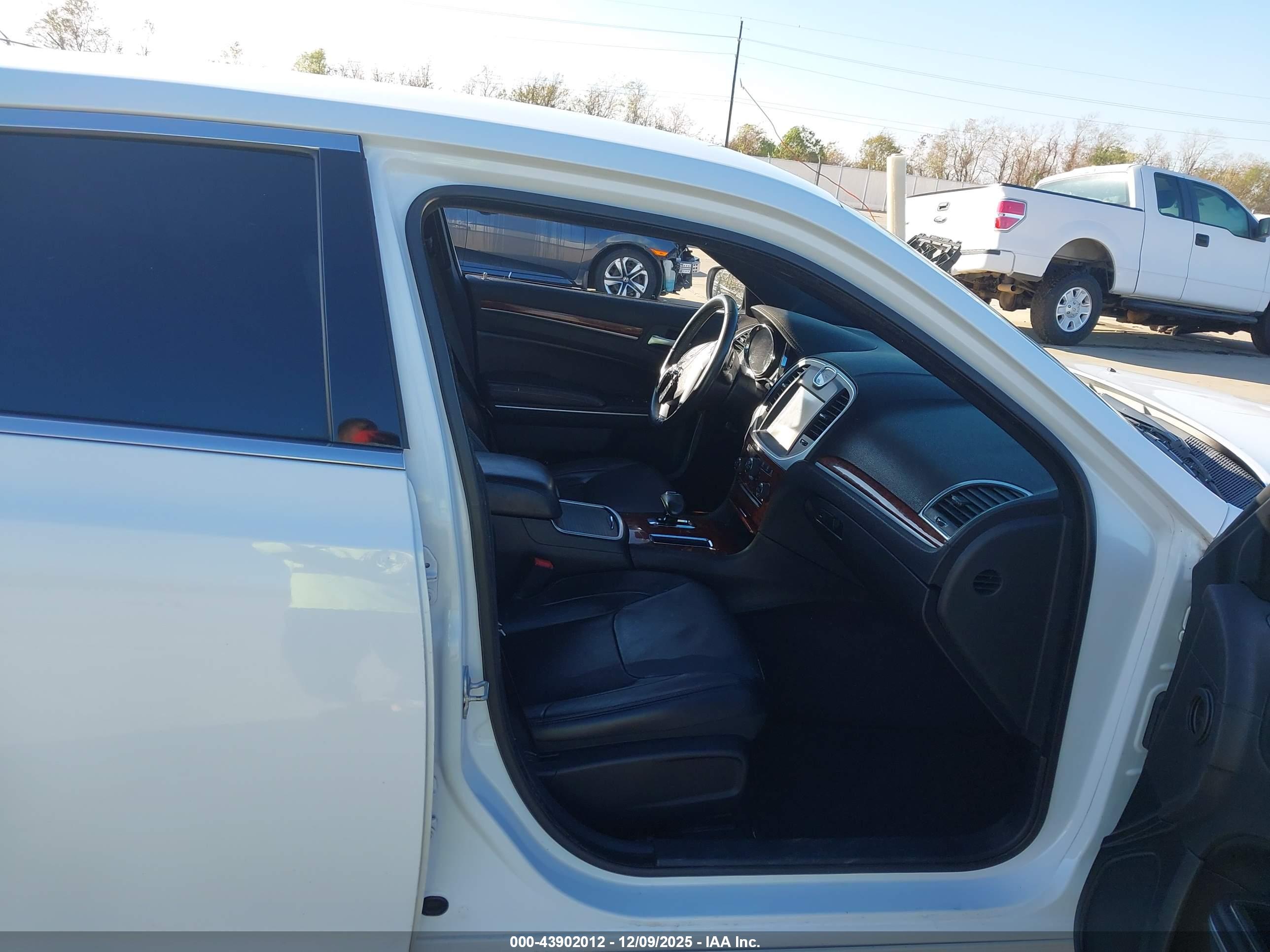 CHRYSLER 300 image 5