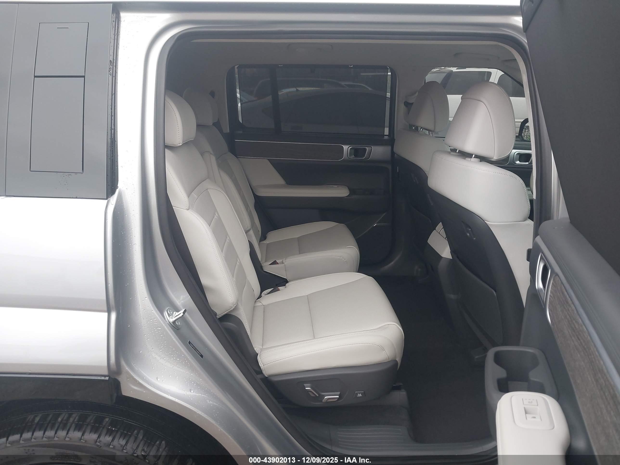HYUNDAI SANTA image 8