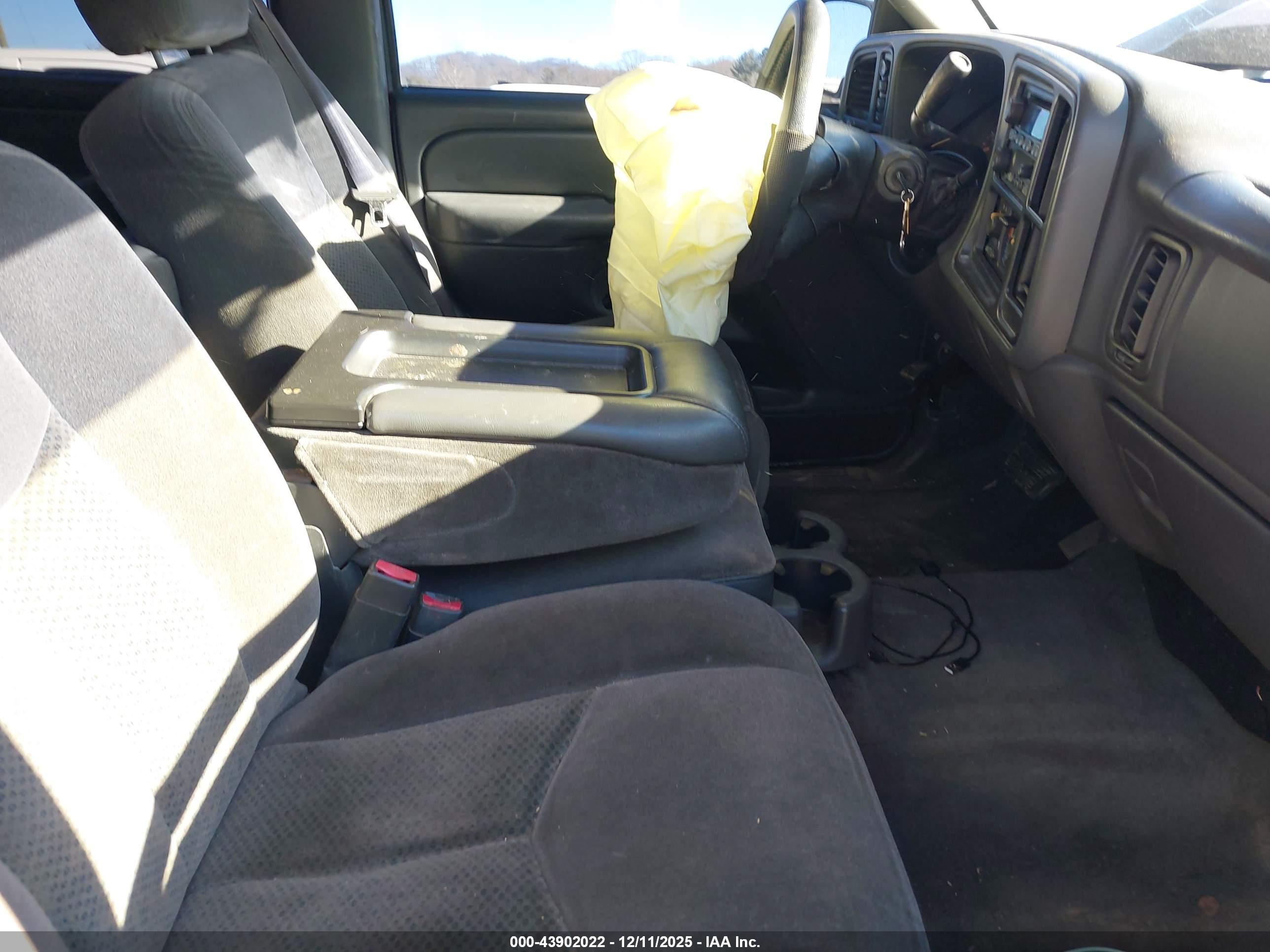 CHEVROLET SILVERADO image 5