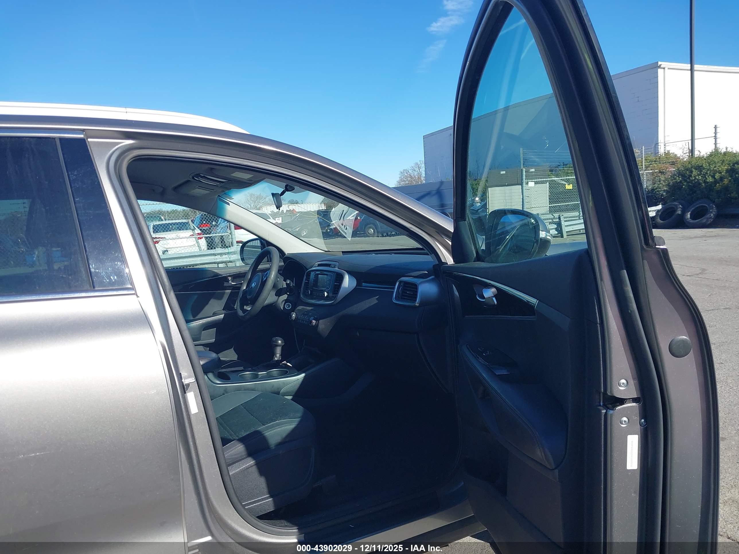KIA SORENTO image 5