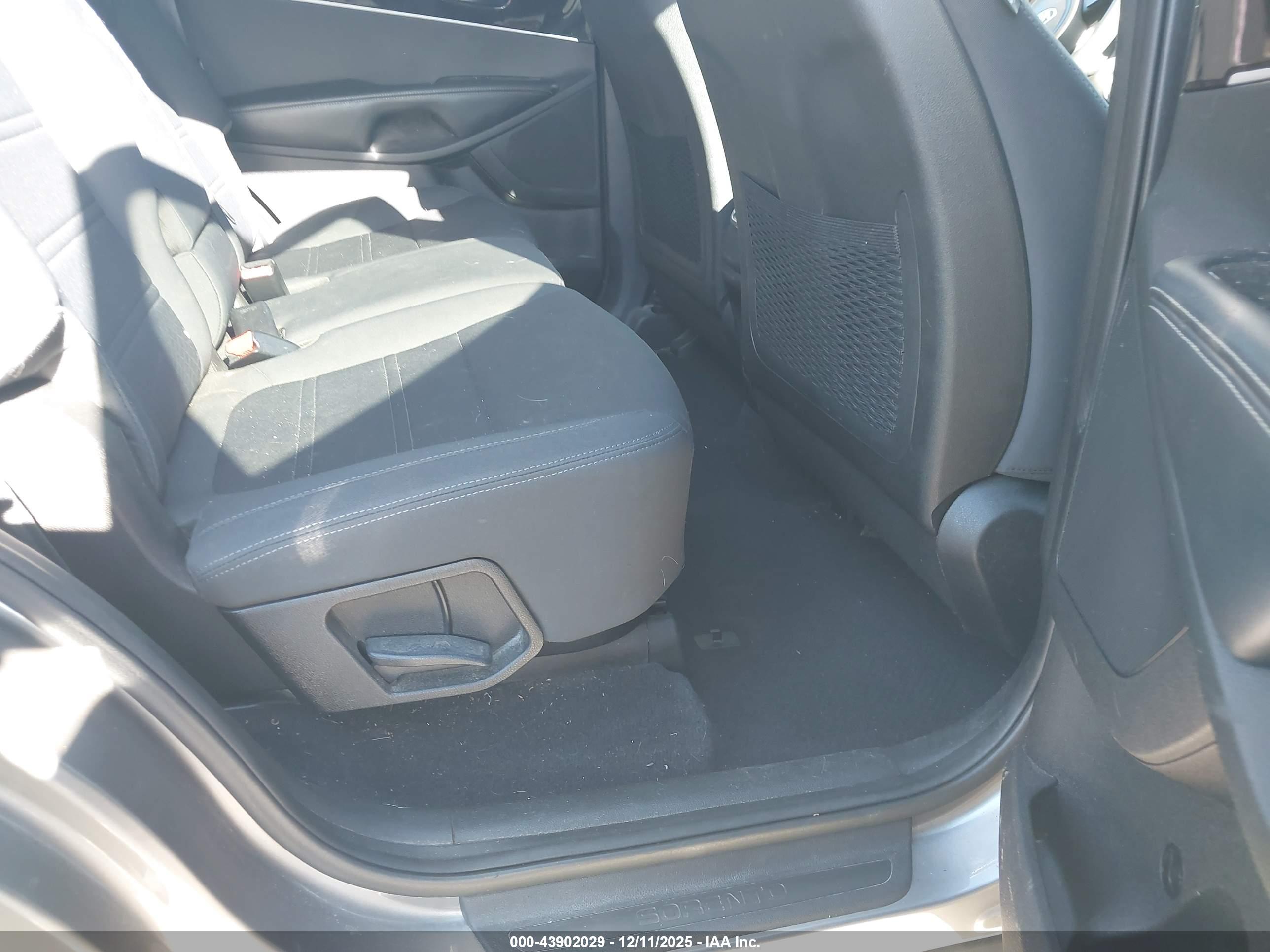KIA SORENTO image 8