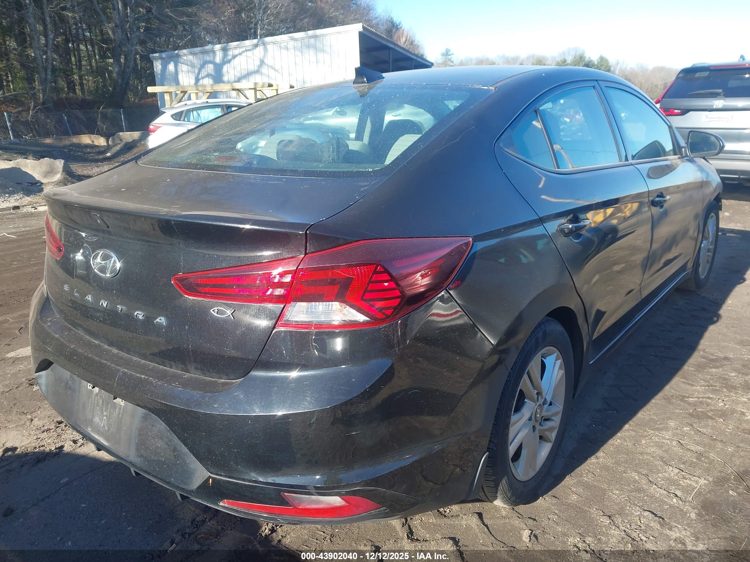 HYUNDAI ELANTRA image 4