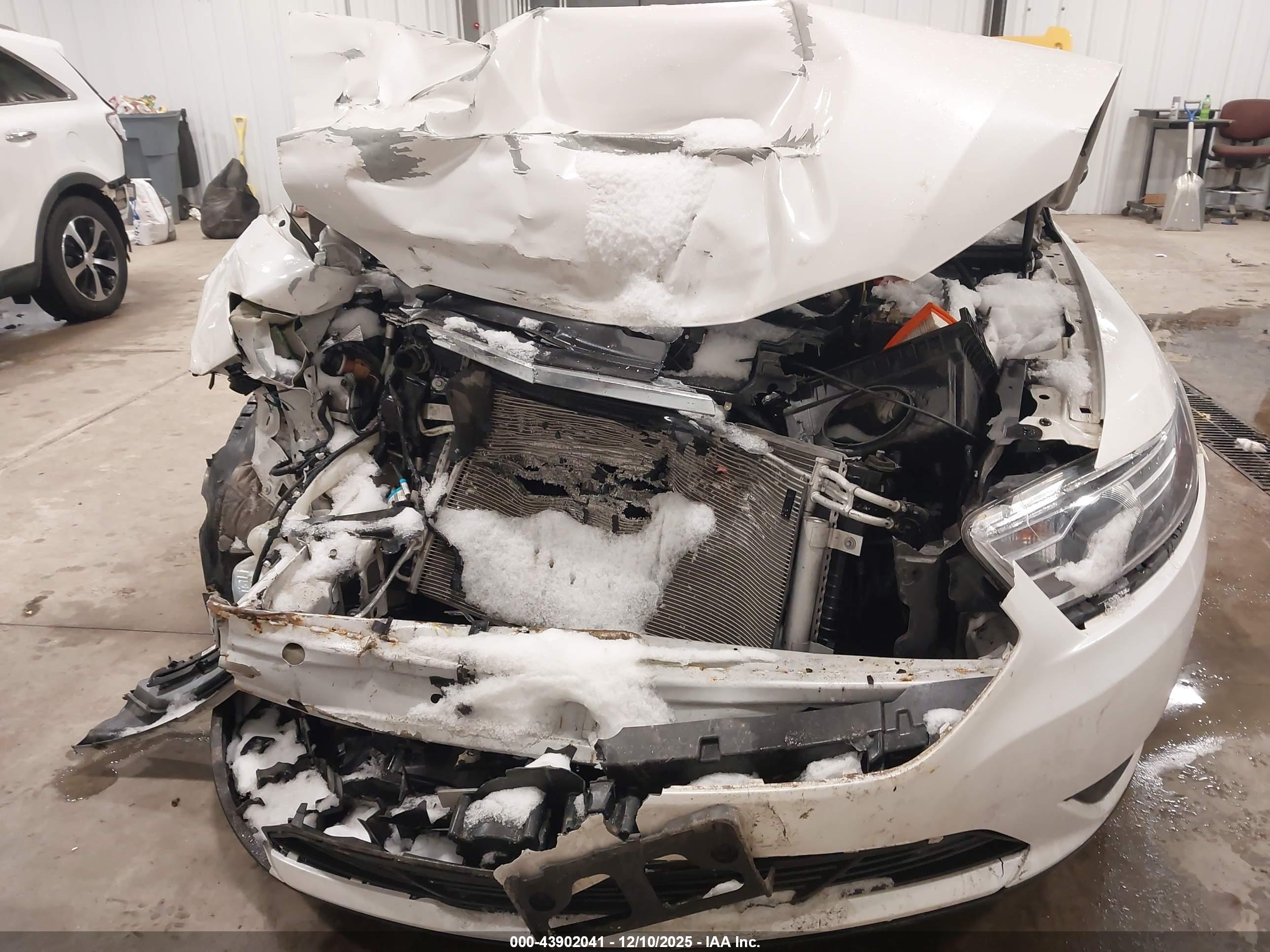 FORD TAURUS image 6