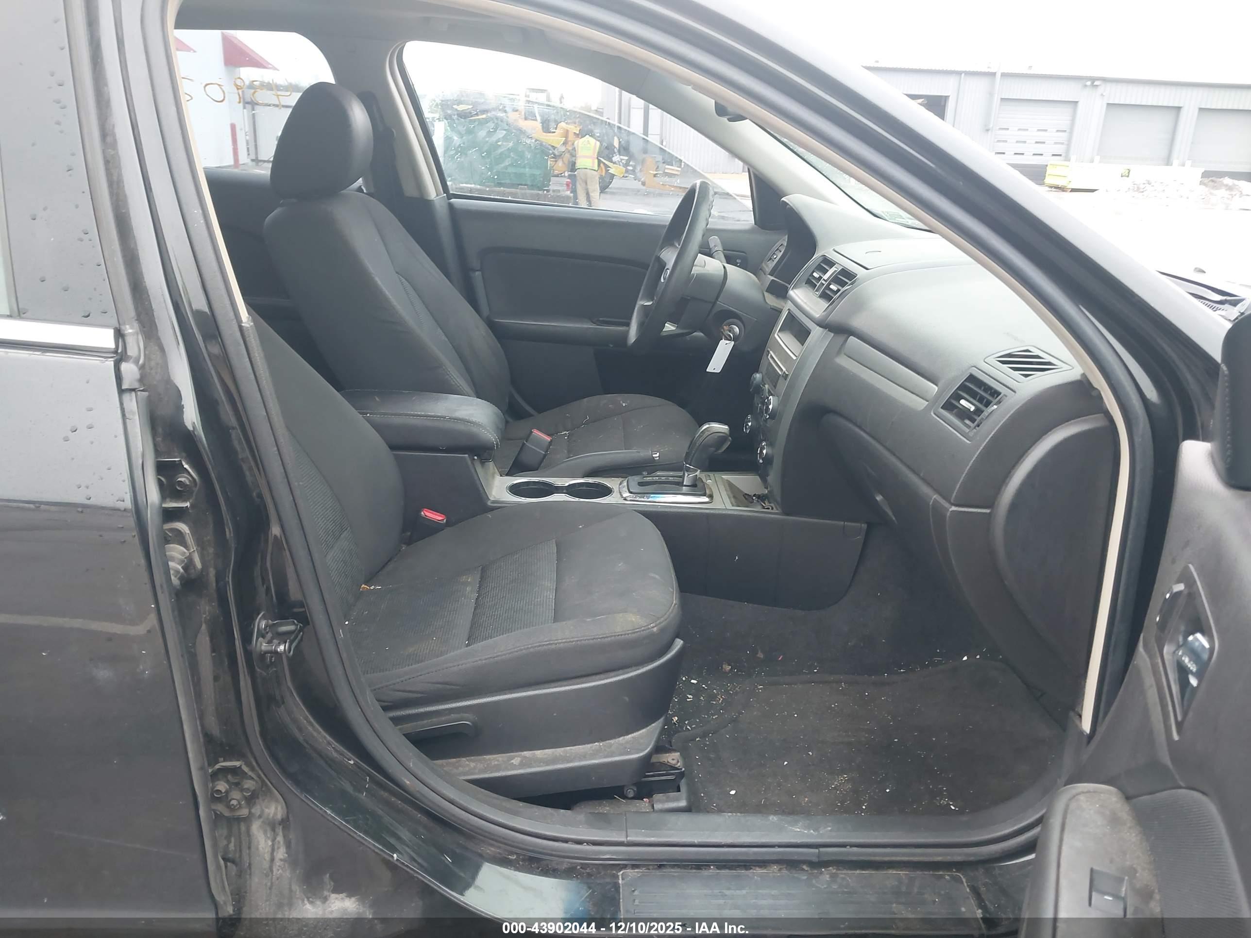 FORD FUSION image 5