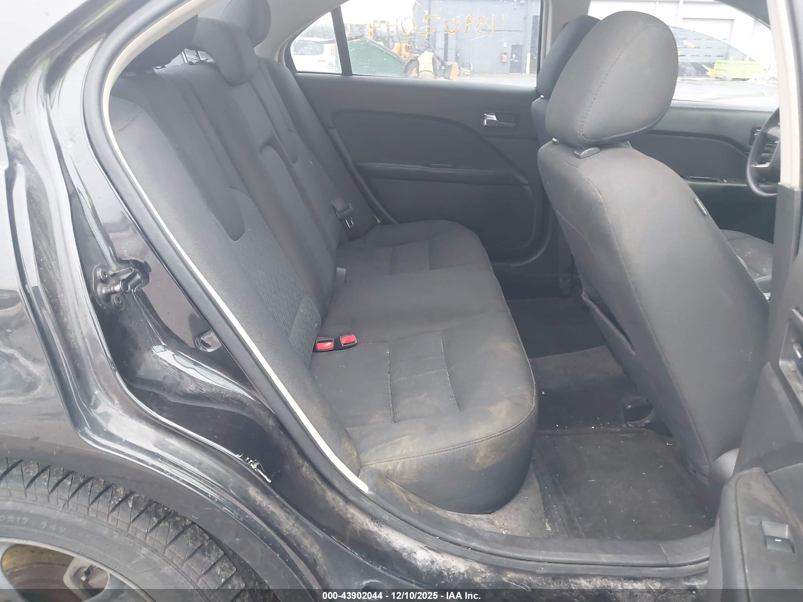 FORD FUSION image 8