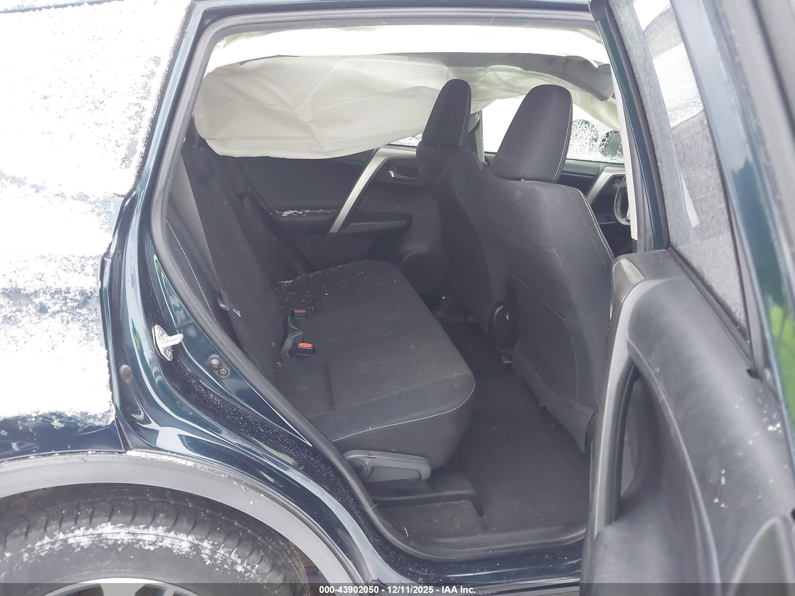 TOYOTA RAV4 image 8