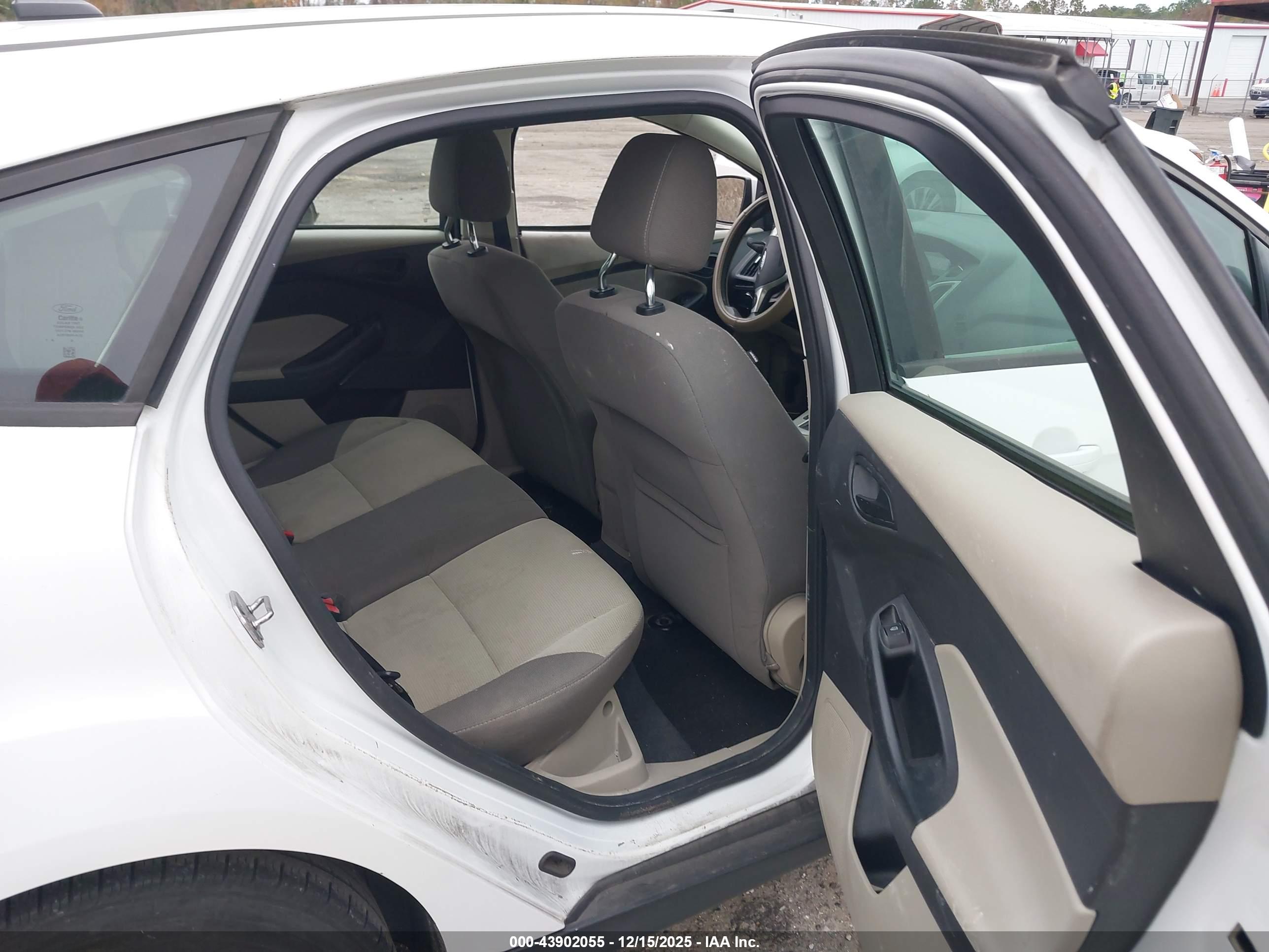 FORD FOCUS image 8