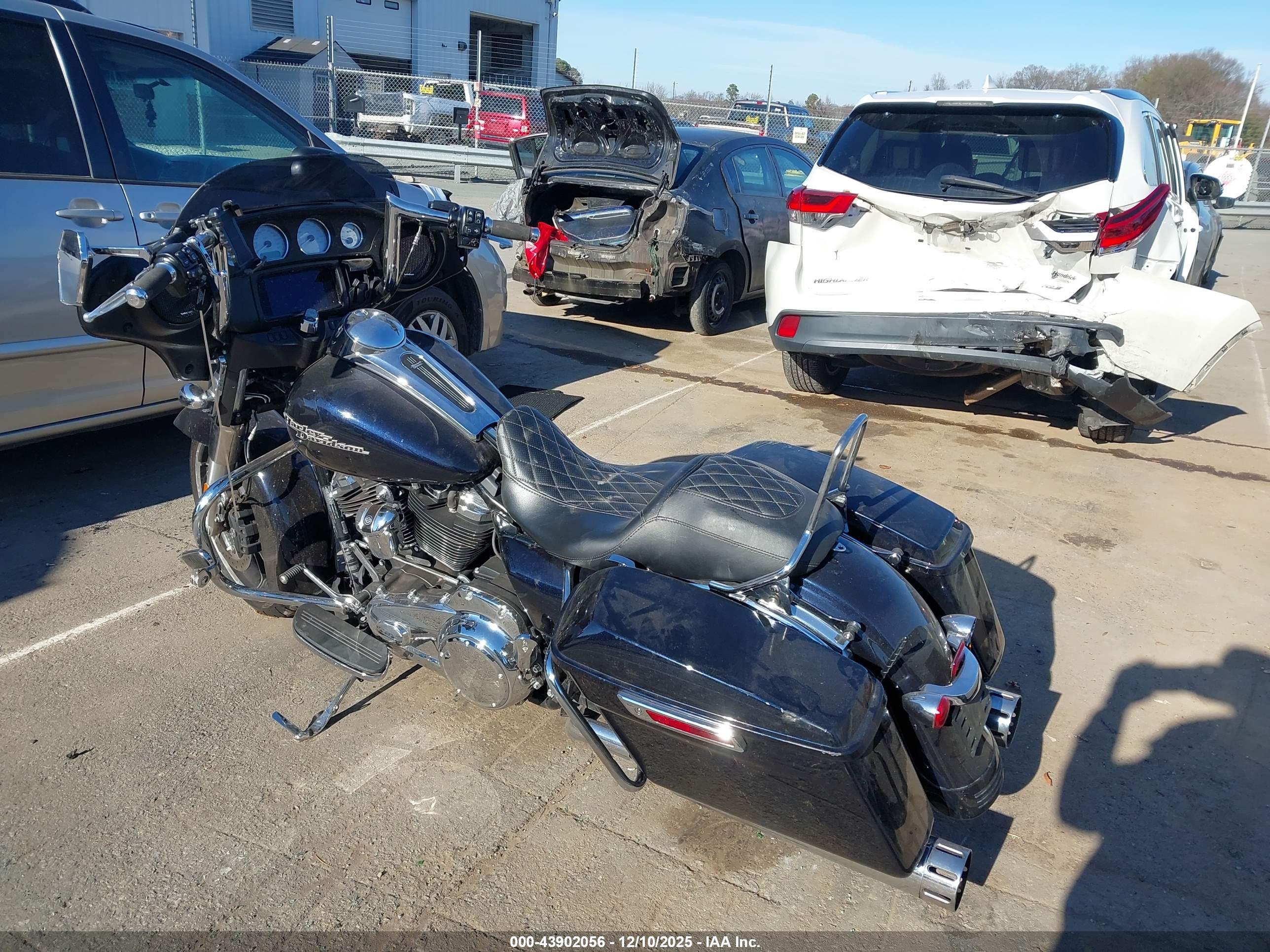 HARLEY-DAVIDSON FLHX image 3