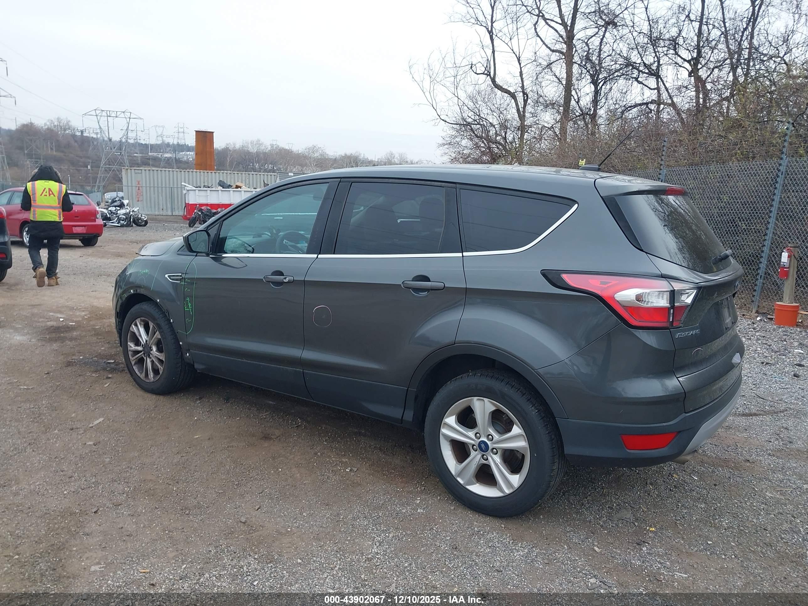 FORD ESCAPE image 3
