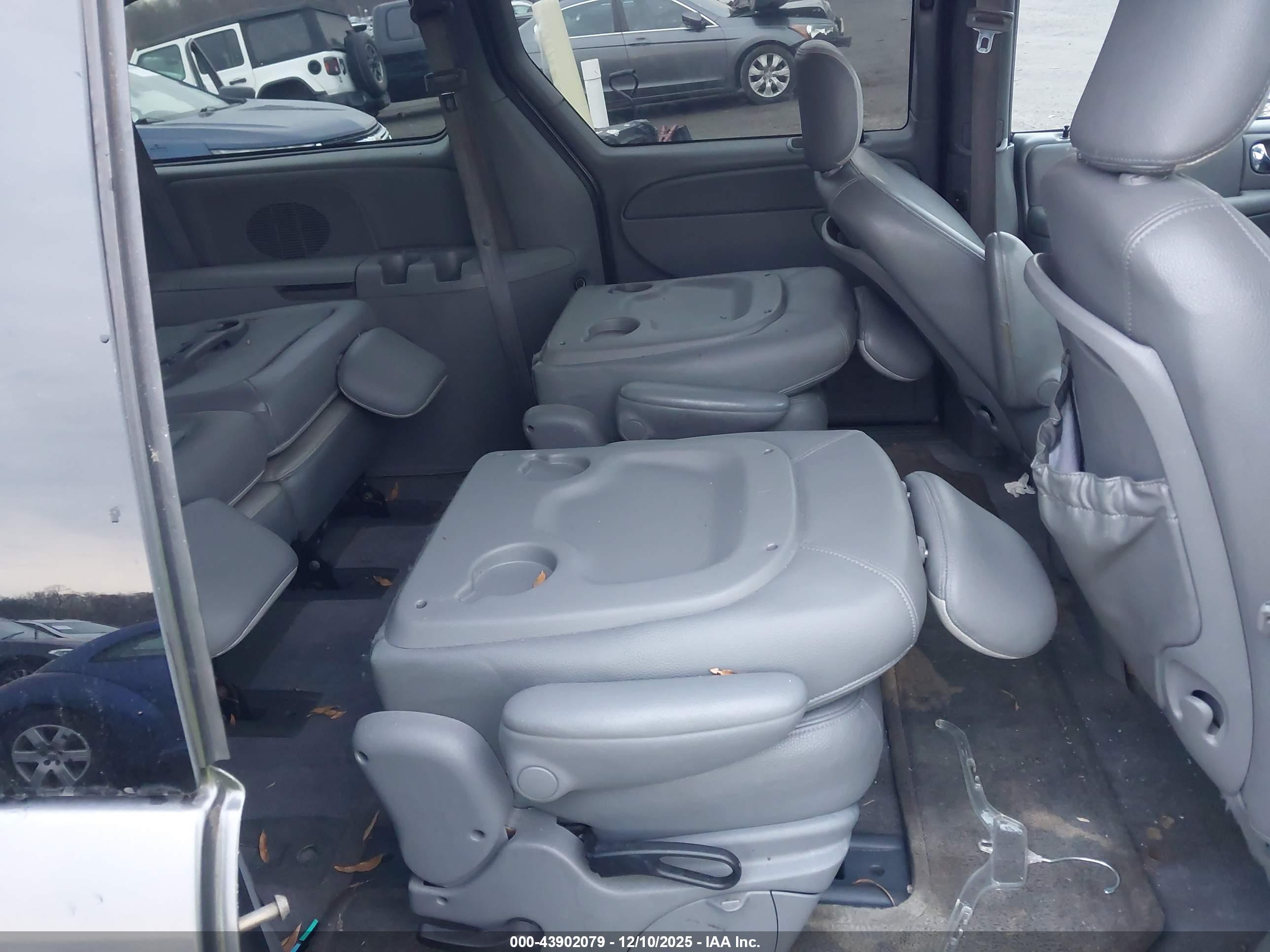 CHRYSLER TOWN image 8