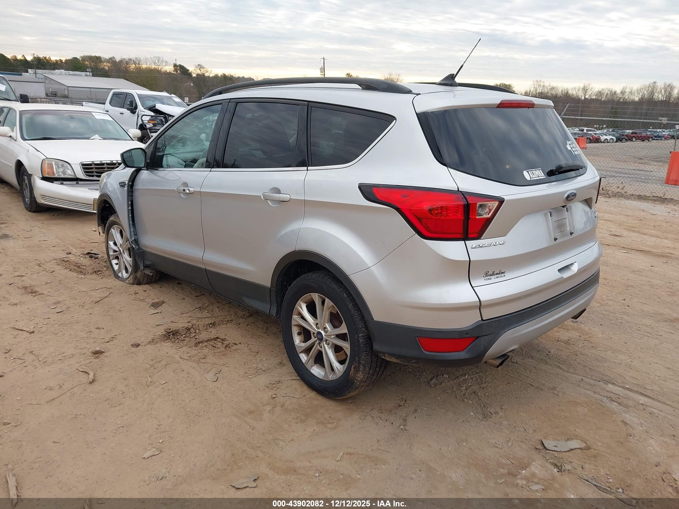 FORD ESCAPE image 3