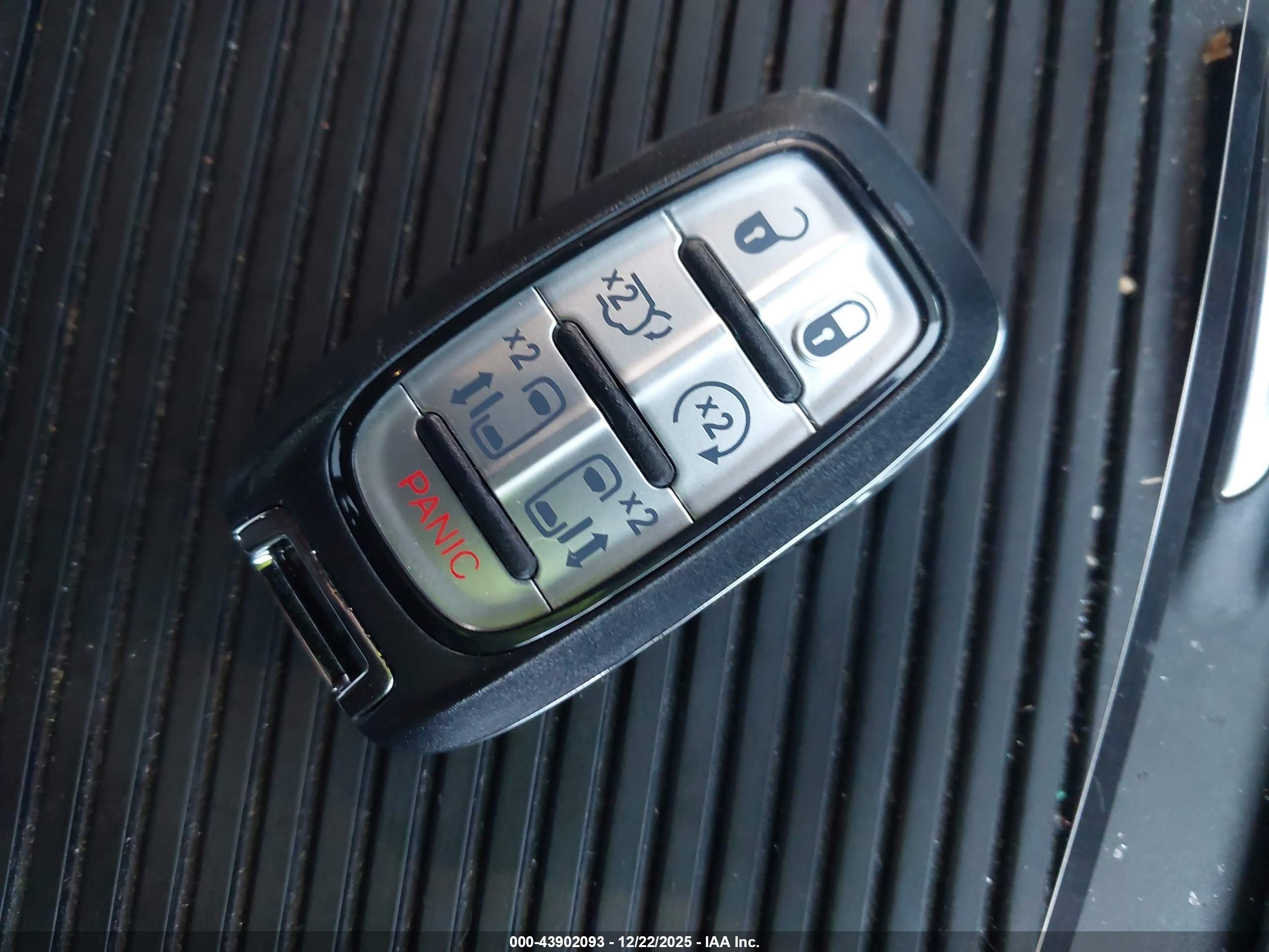 CHRYSLER PACIFICA image 11