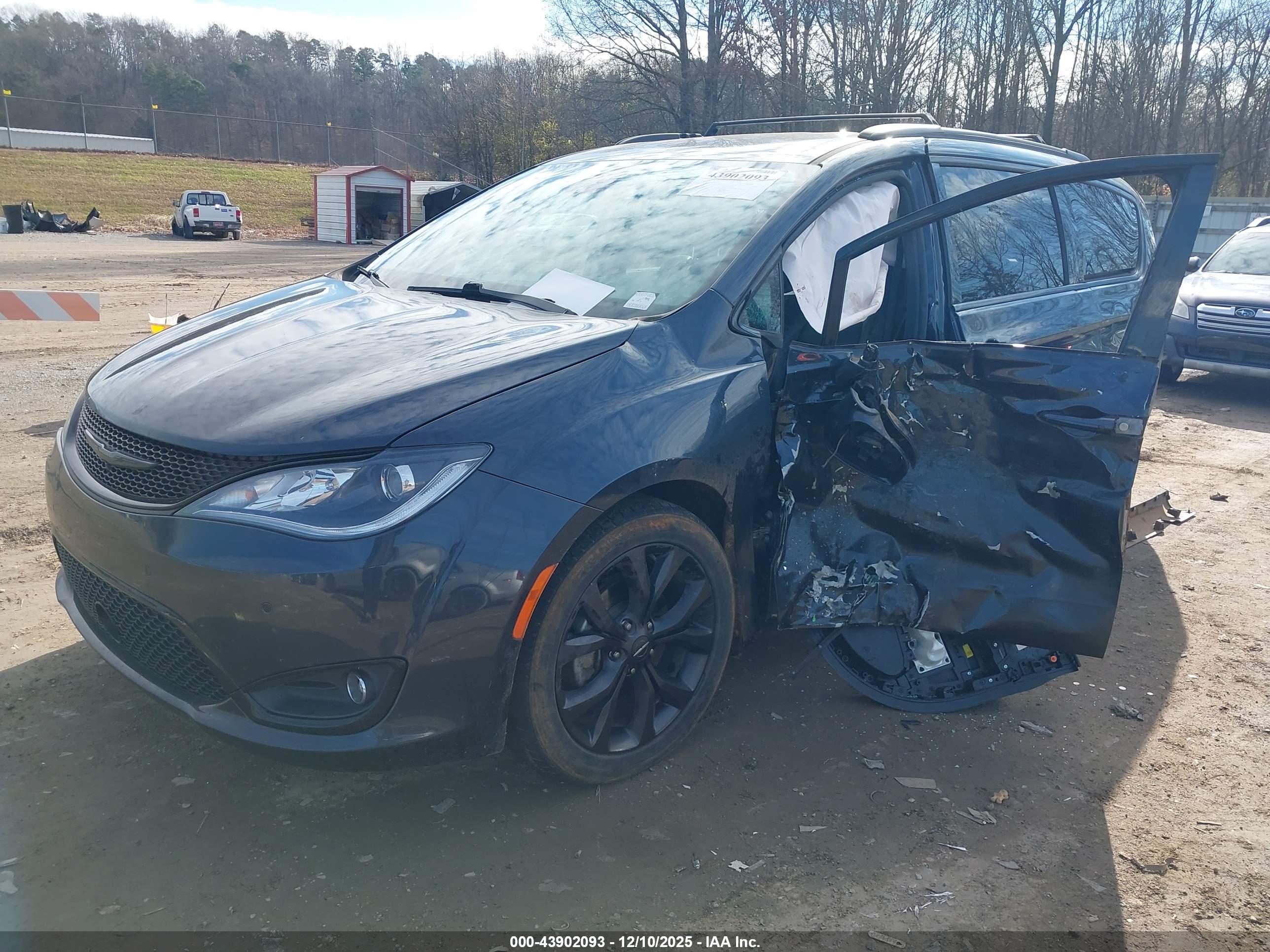 CHRYSLER PACIFICA image 2