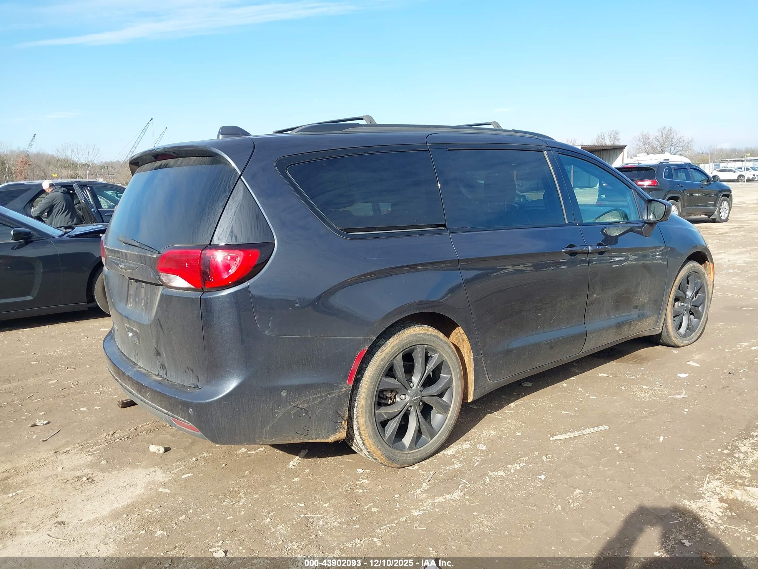 CHRYSLER PACIFICA image 4
