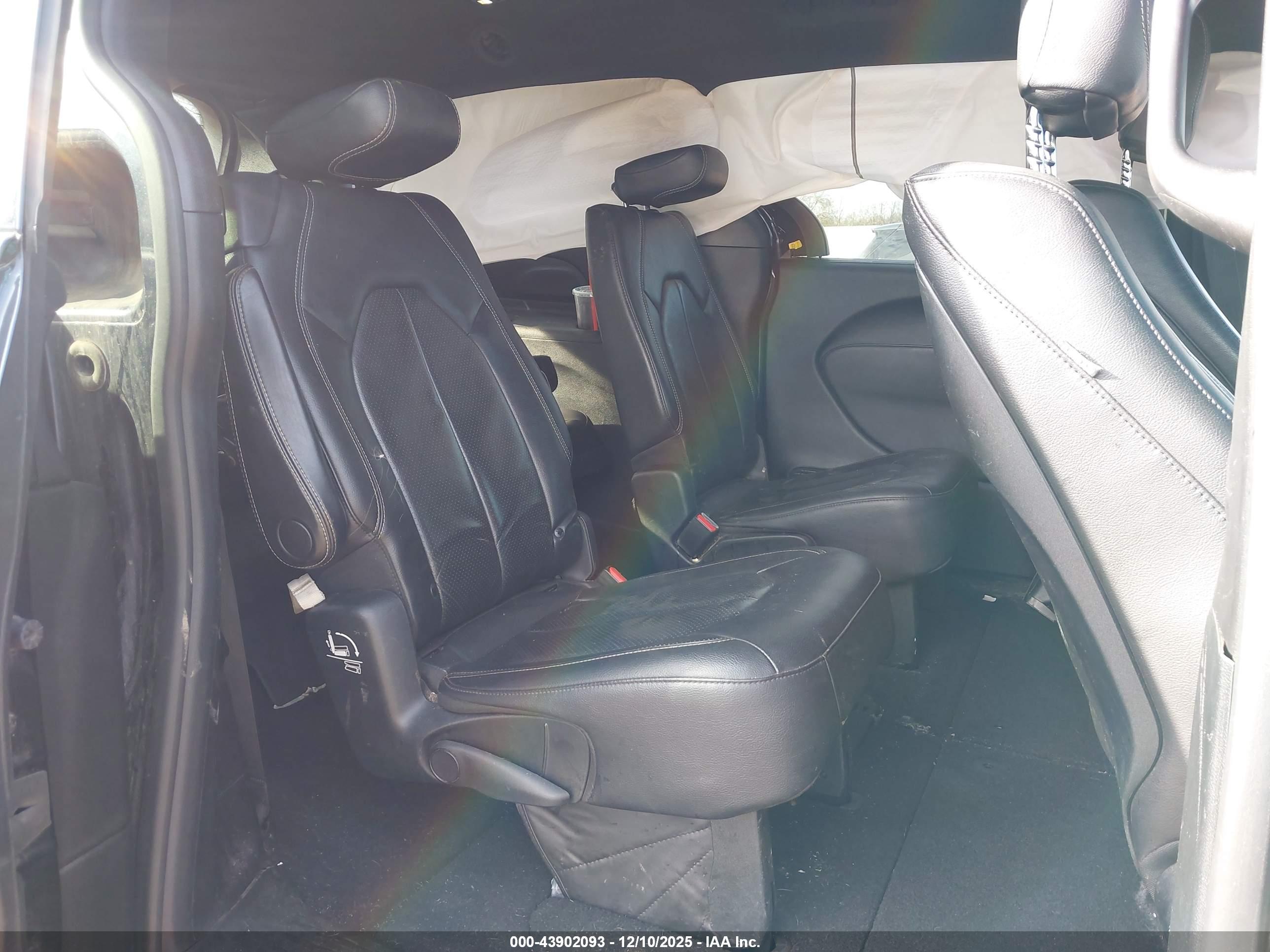 CHRYSLER PACIFICA image 8
