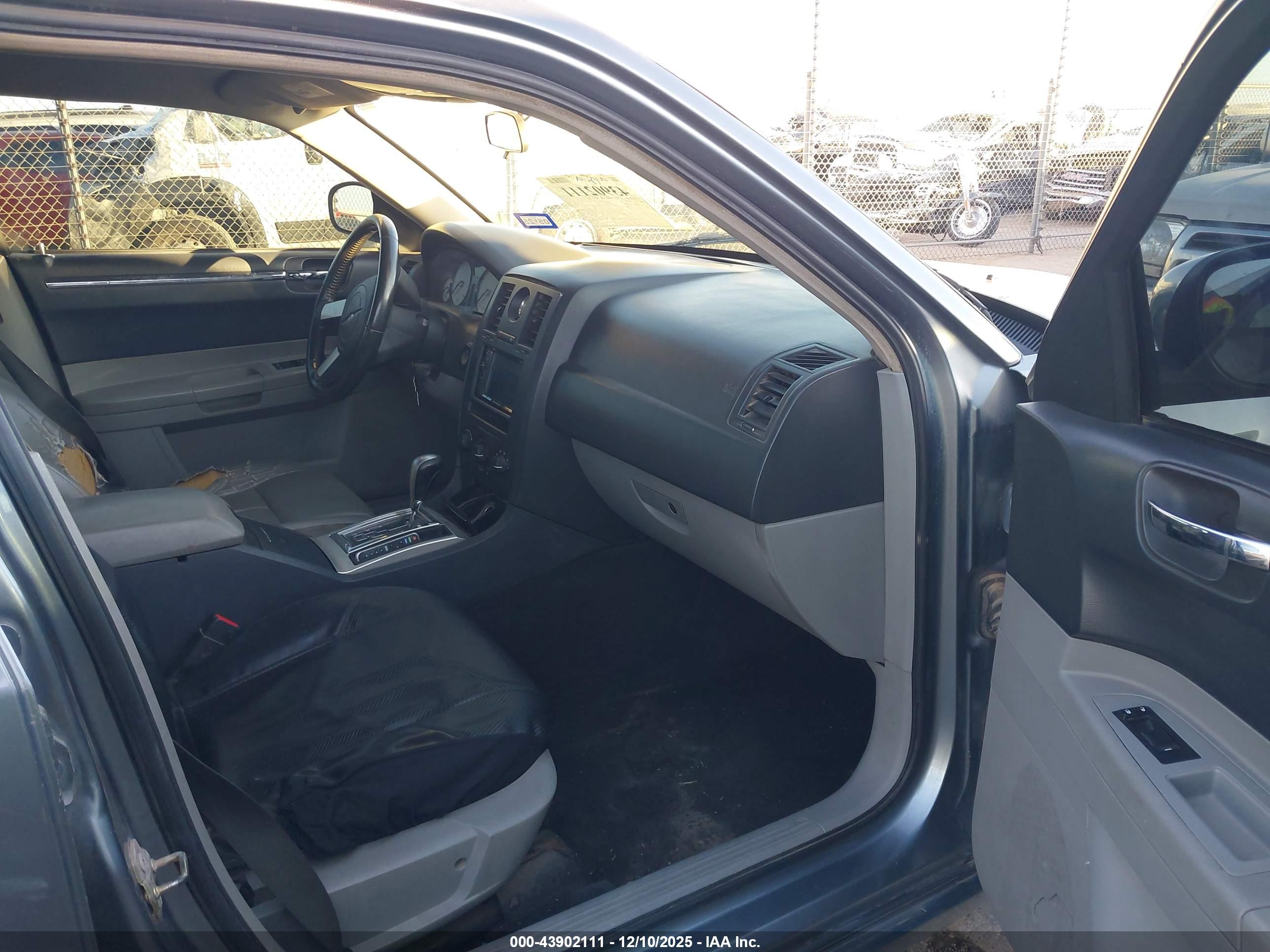 CHRYSLER 300 image 5