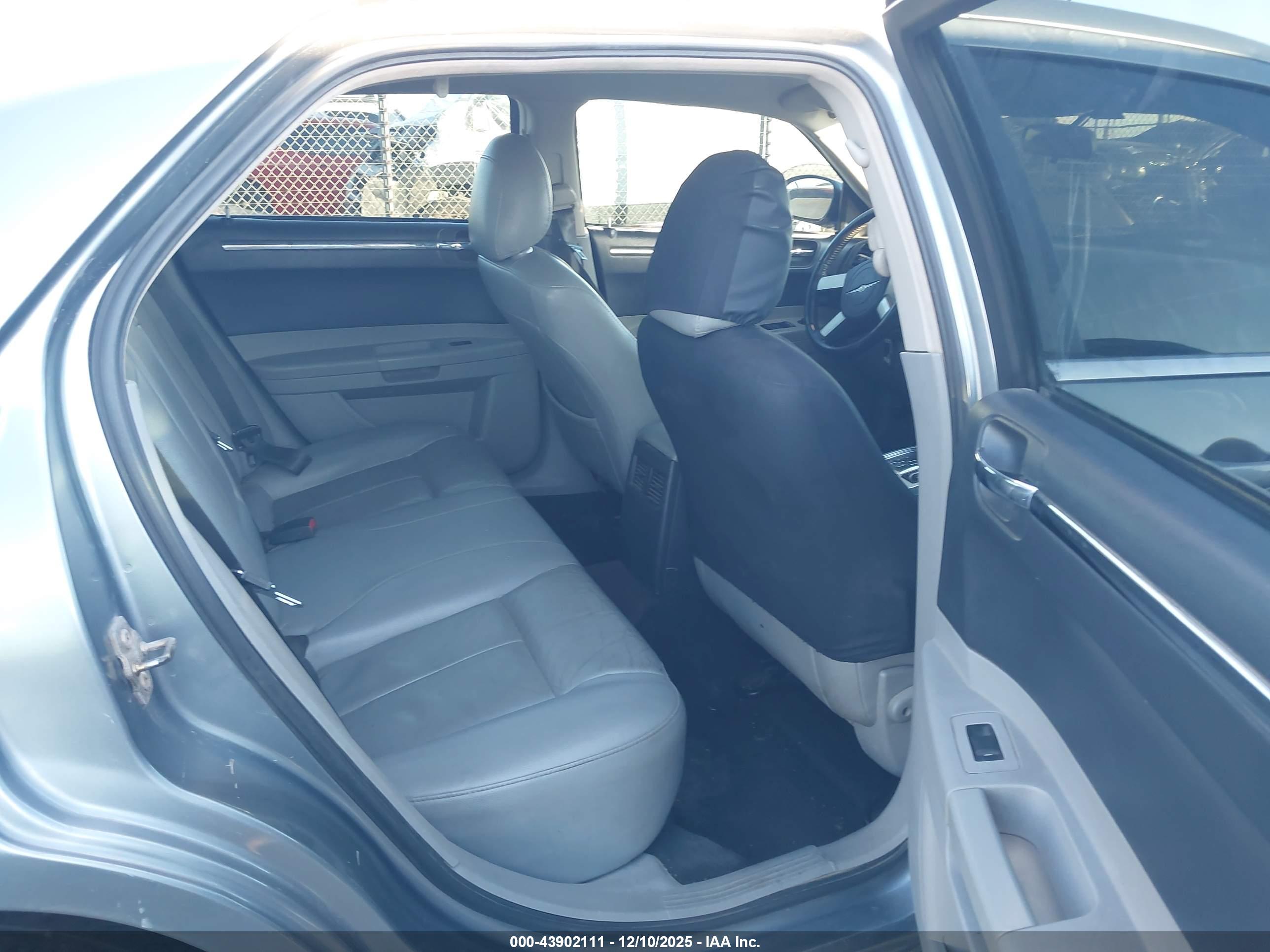 CHRYSLER 300 image 8