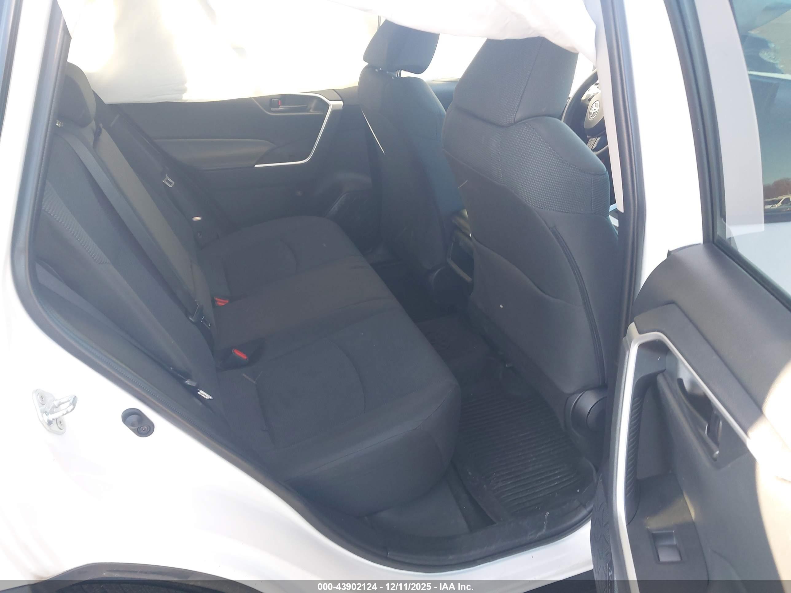 TOYOTA RAV4 image 8
