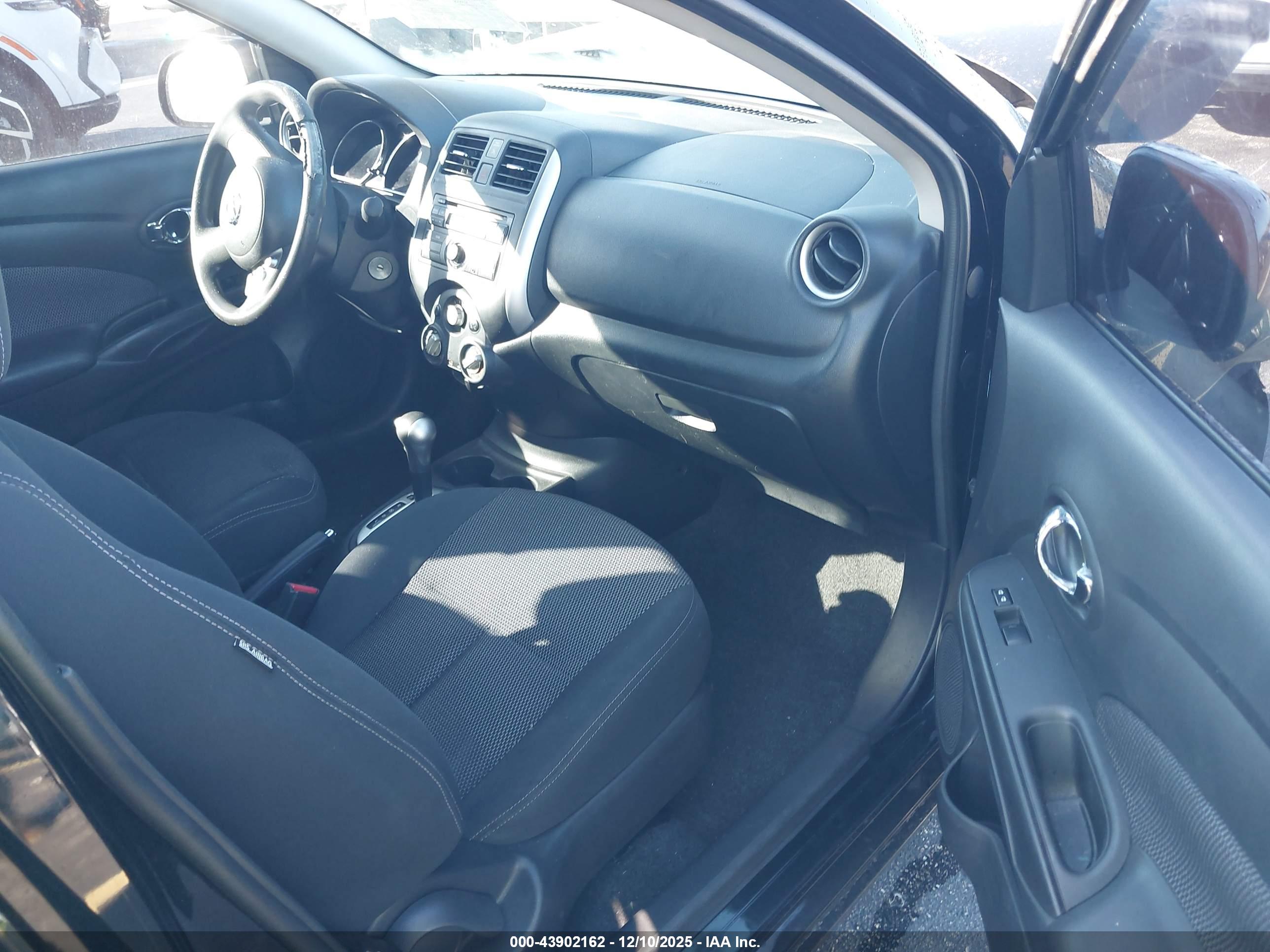 NISSAN VERSA image 5