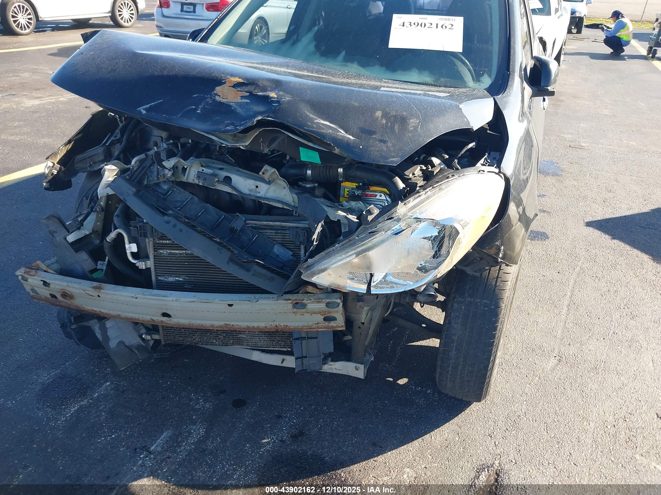 NISSAN VERSA image 6