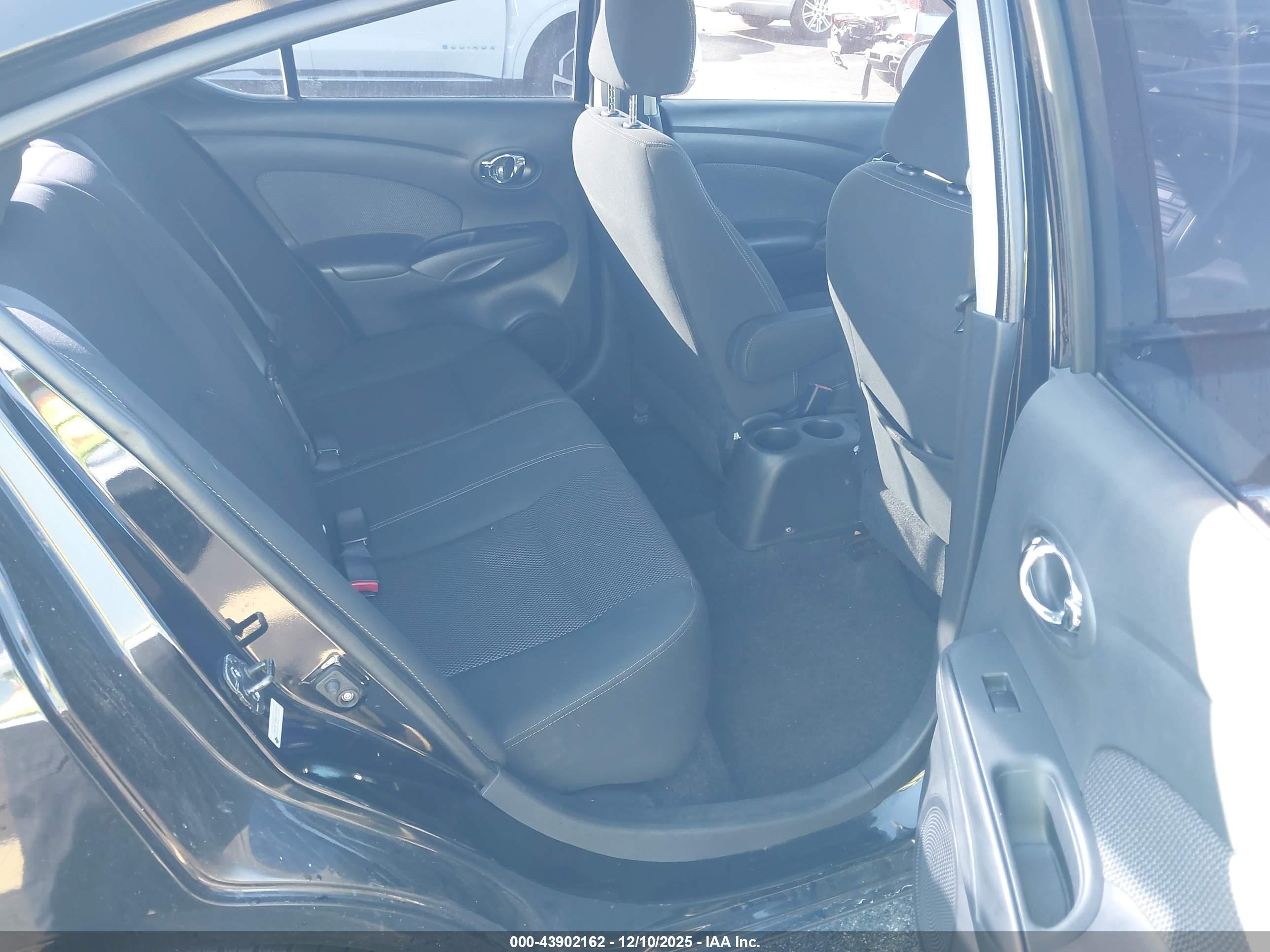 NISSAN VERSA image 8