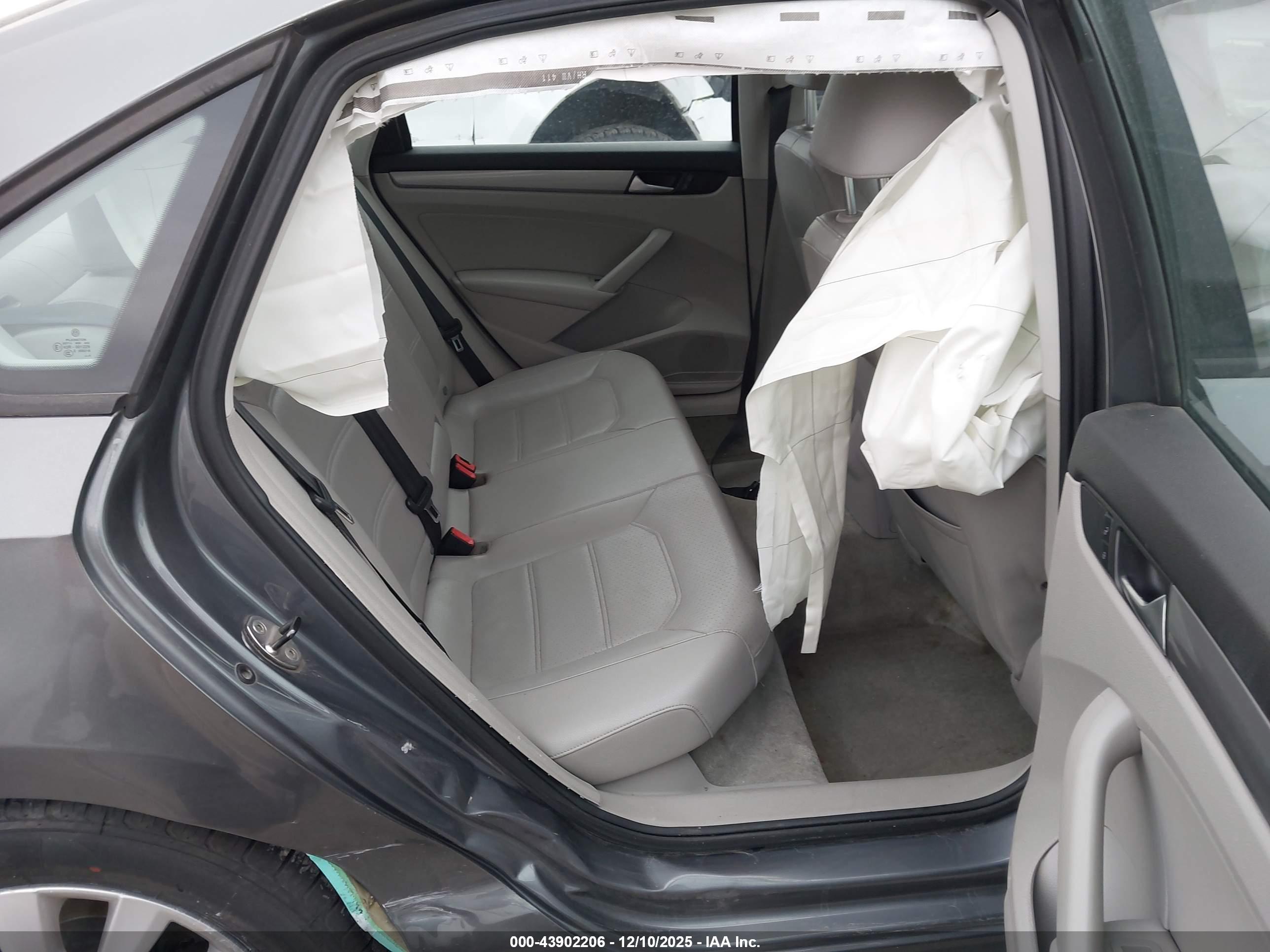 VOLKSWAGEN PASSAT image 8