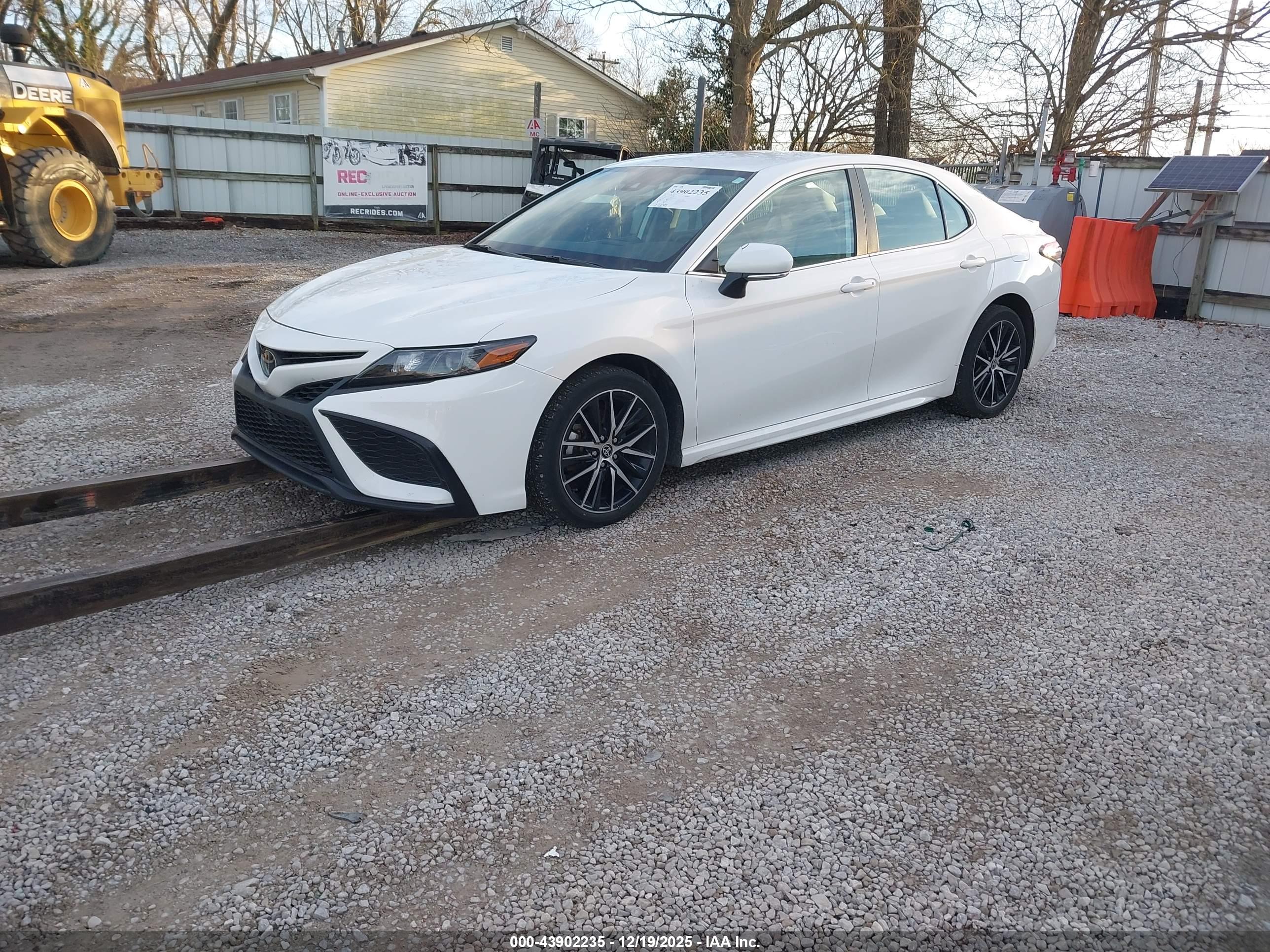 TOYOTA CAMRY image 2