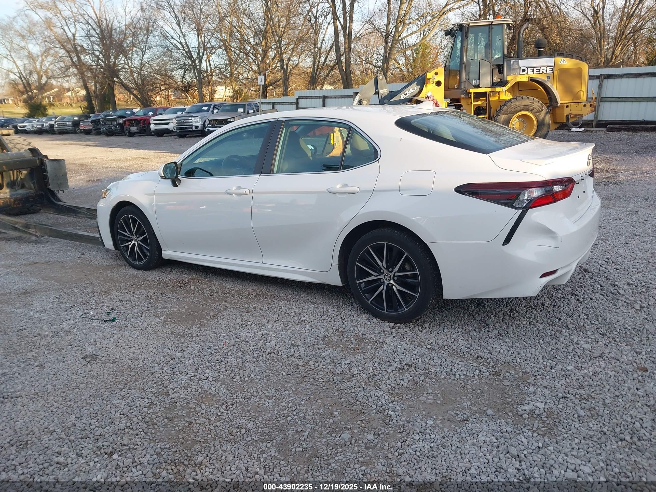 TOYOTA CAMRY image 3