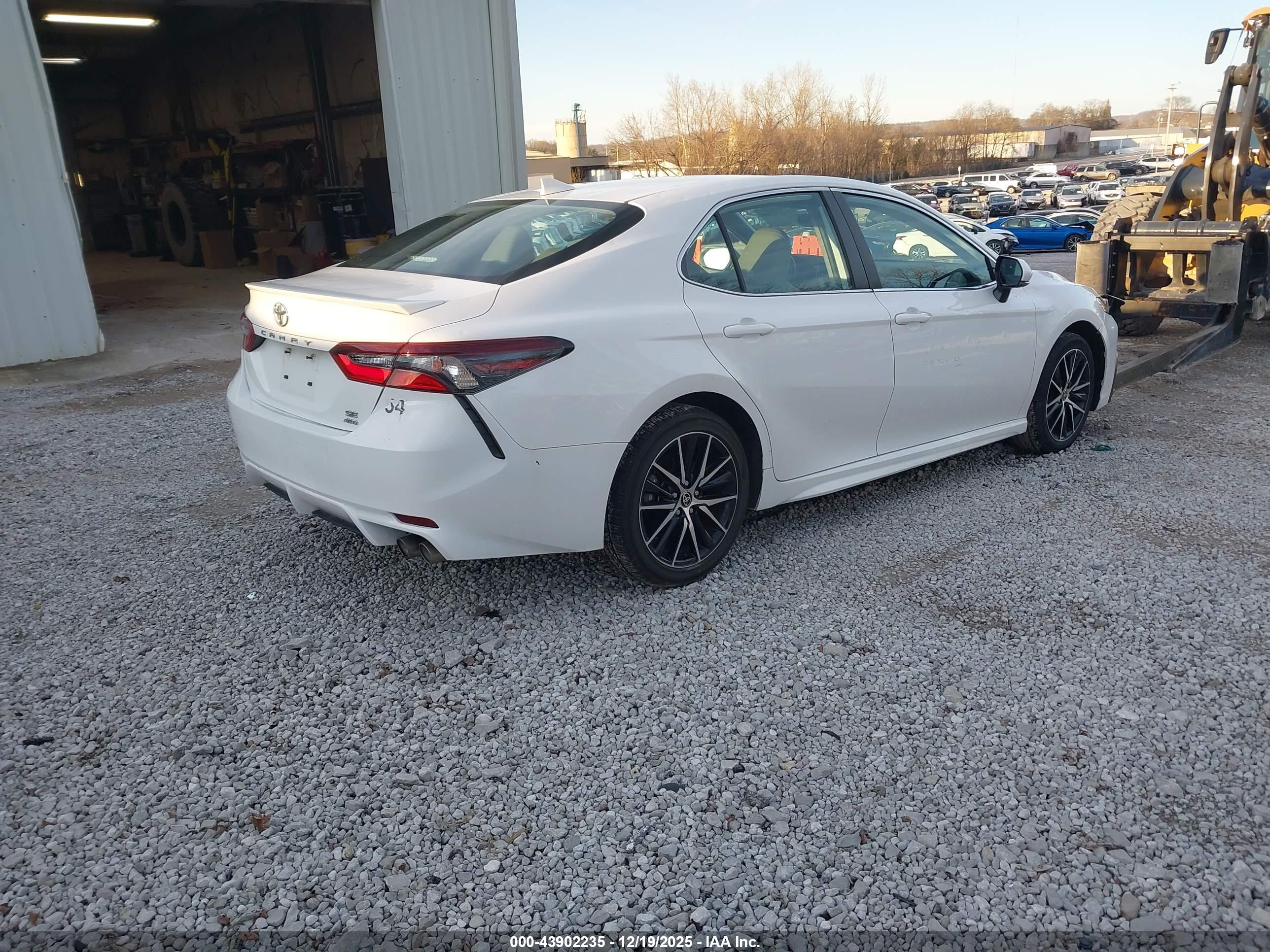TOYOTA CAMRY image 4