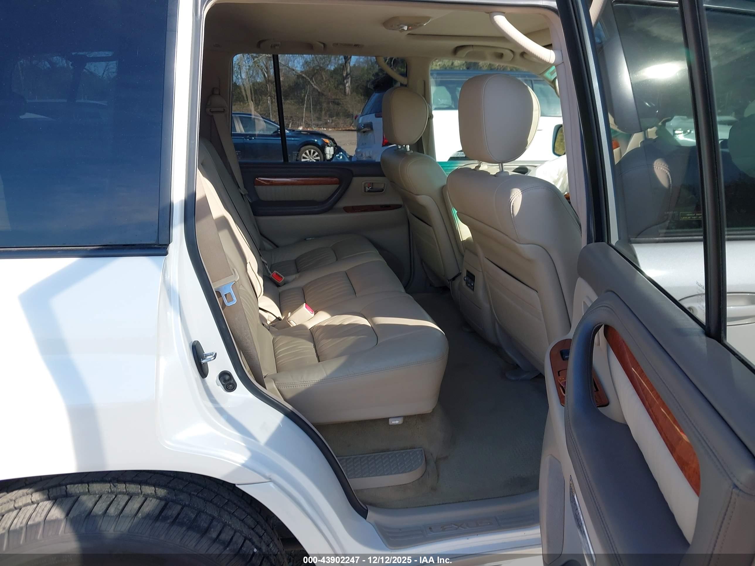 LEXUS LX image 8