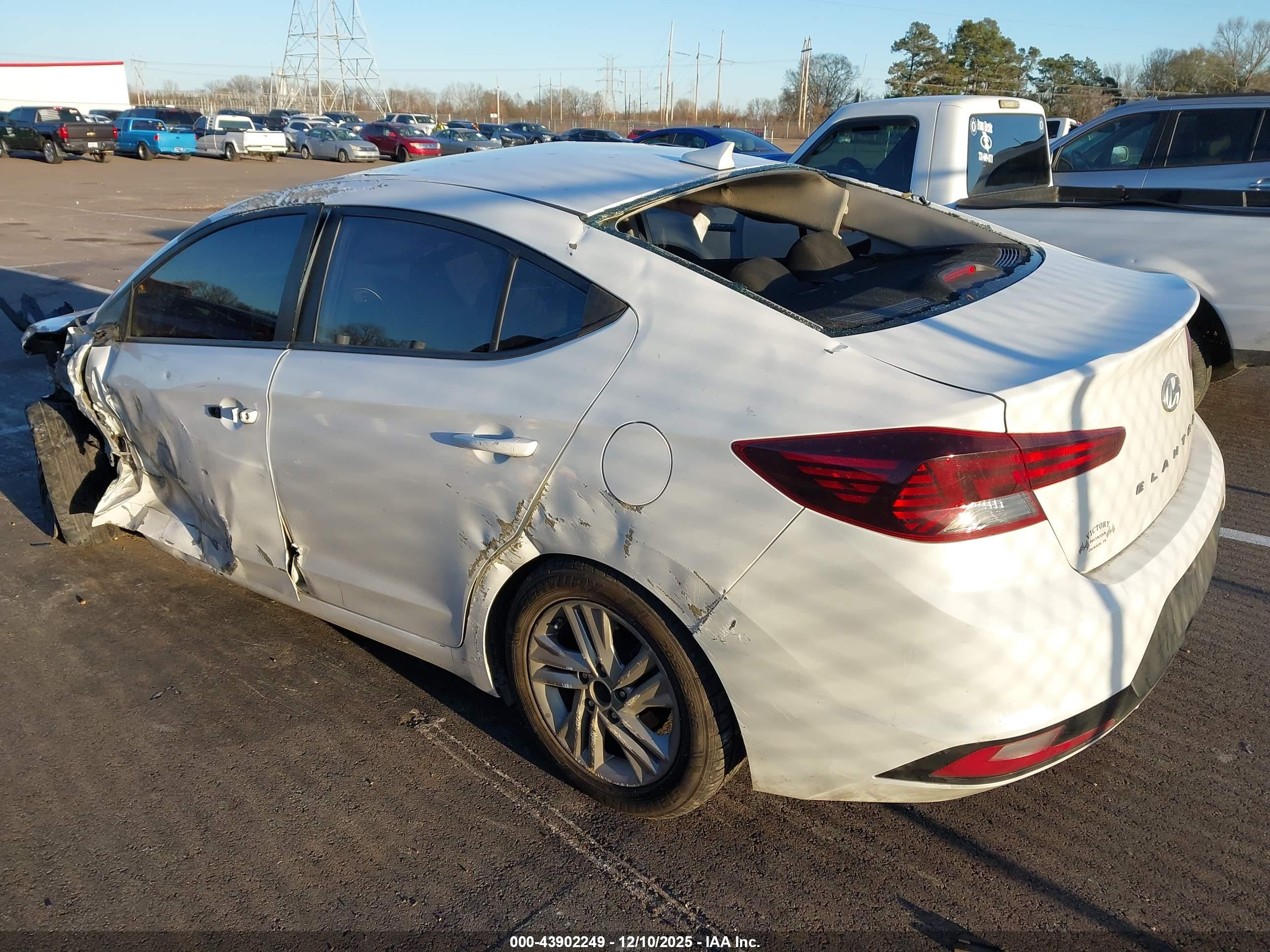 HYUNDAI ELANTRA image 3