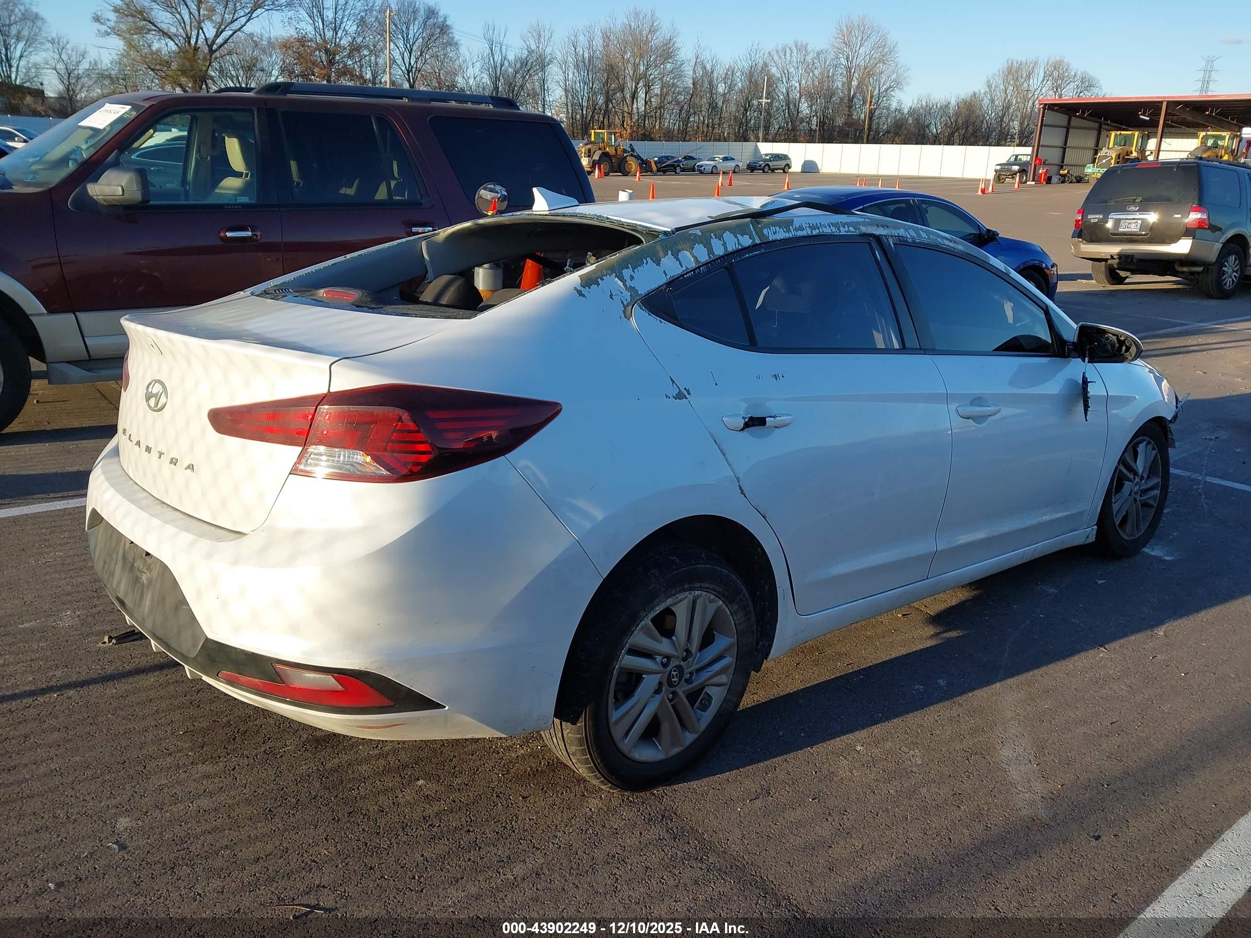 HYUNDAI ELANTRA image 4