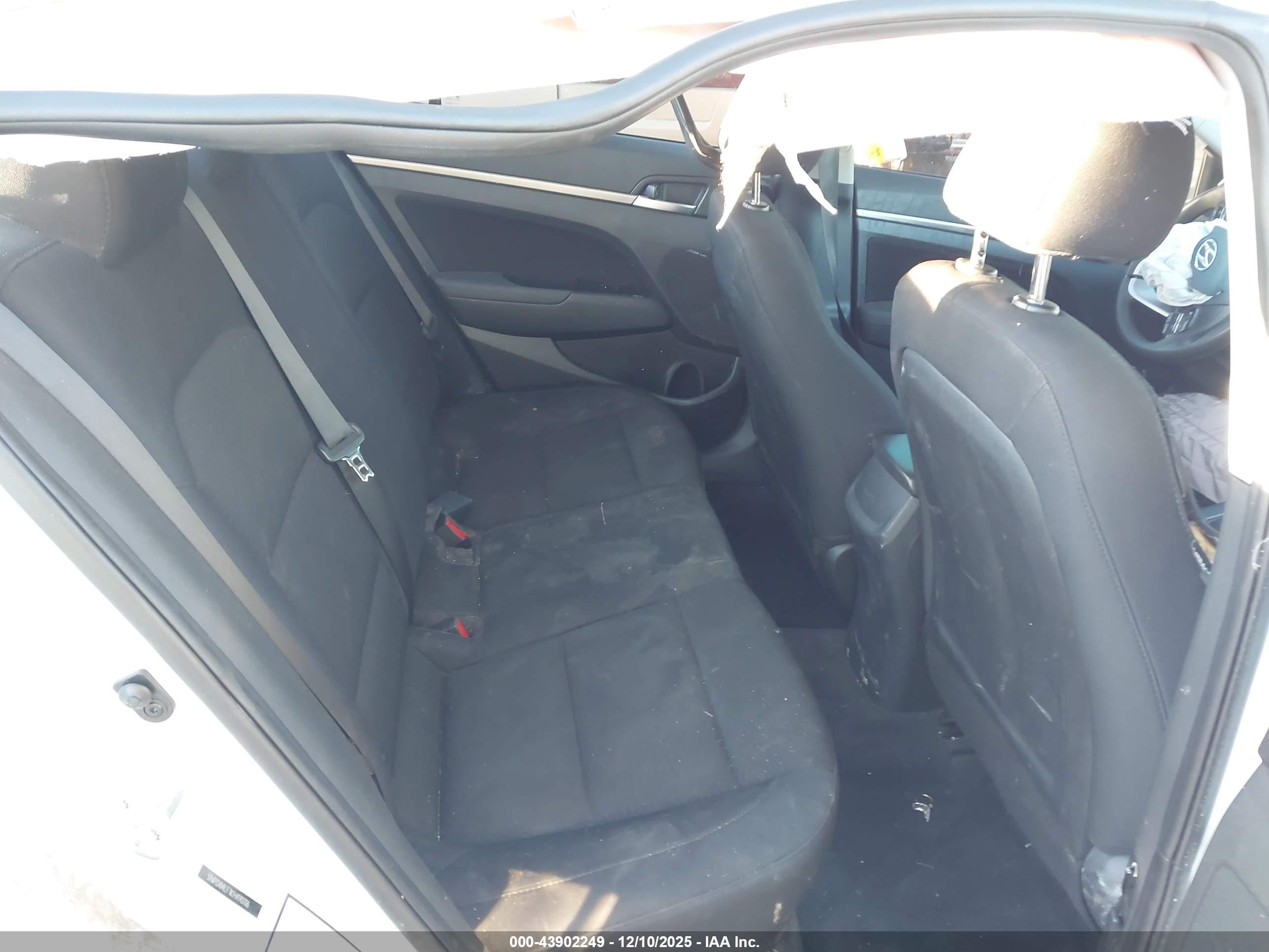 HYUNDAI ELANTRA image 8