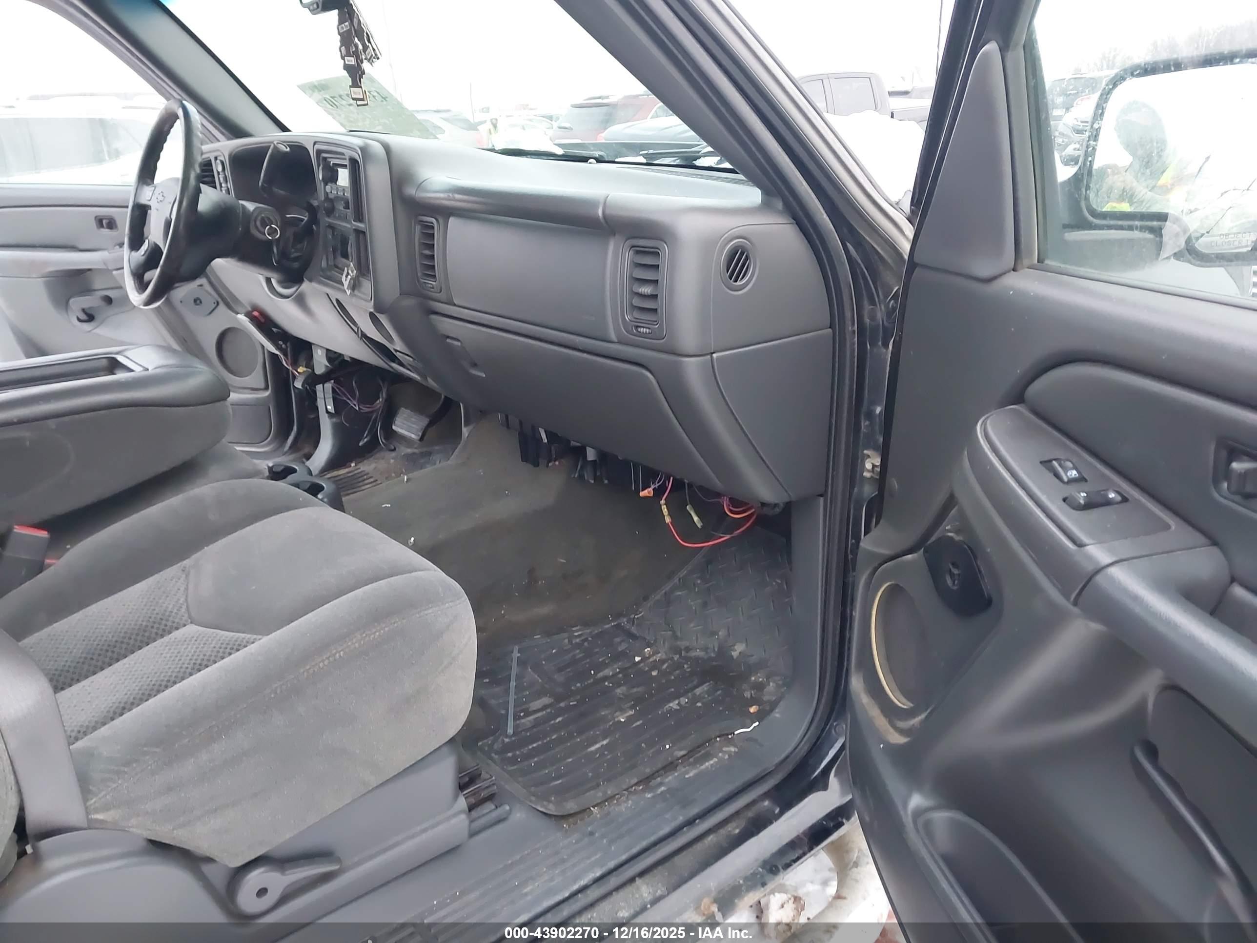 CHEVROLET SILVERADO image 5