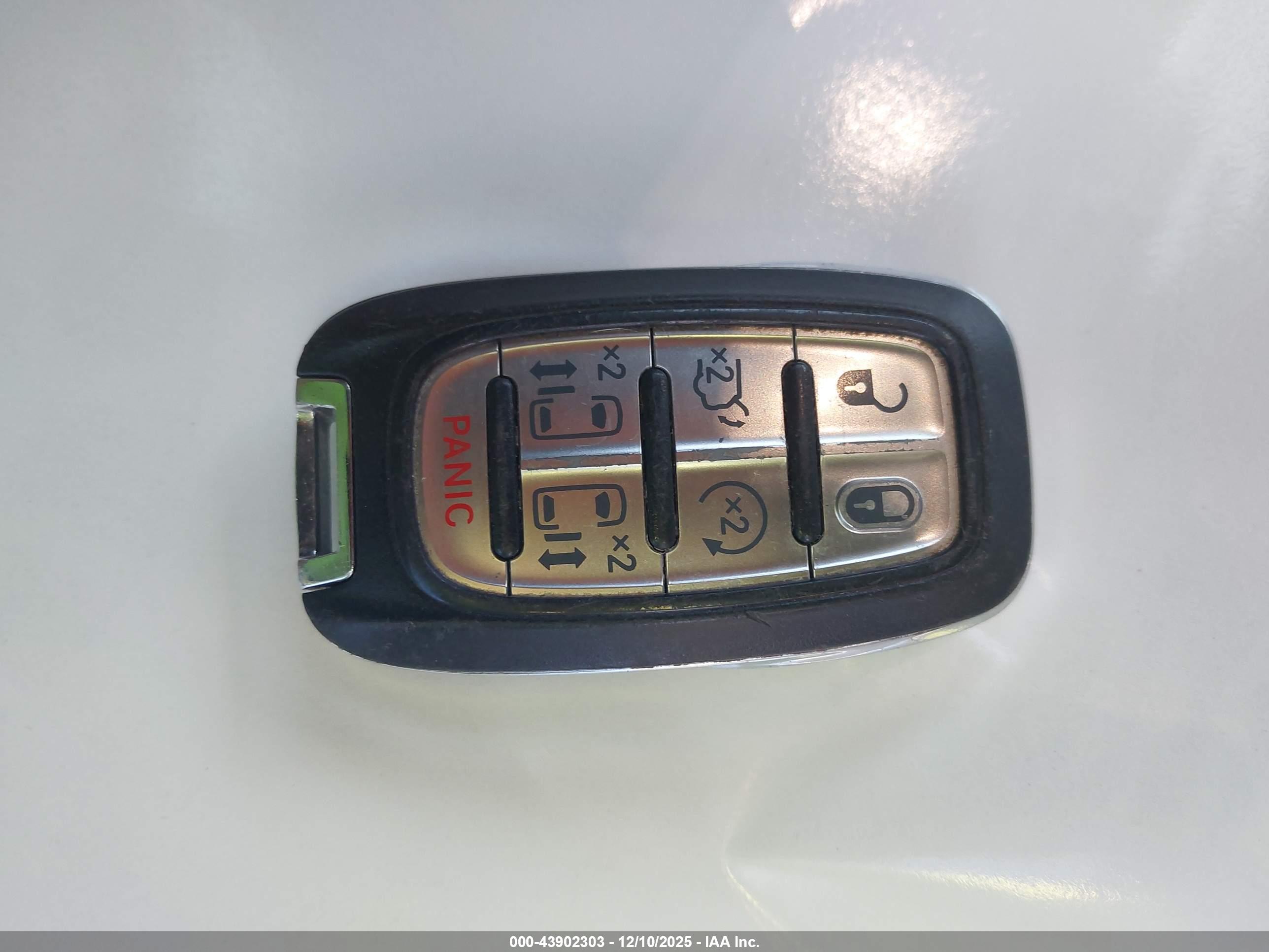 CHRYSLER PACIFICA image 11